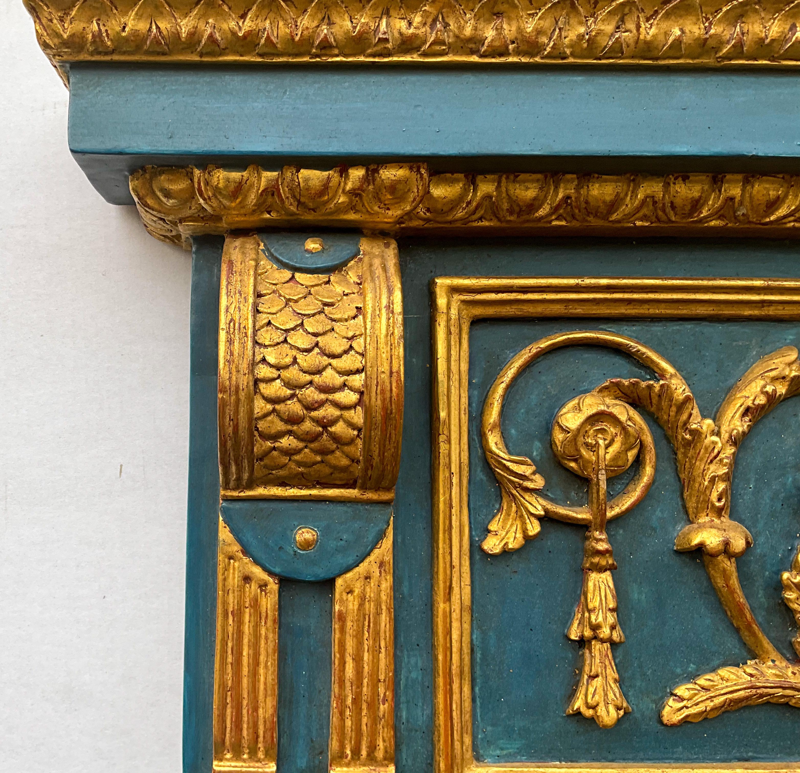 Miroir Grand miroir mural italien de style néoclassique en bois doré sculpté et peint en bleu en vente
