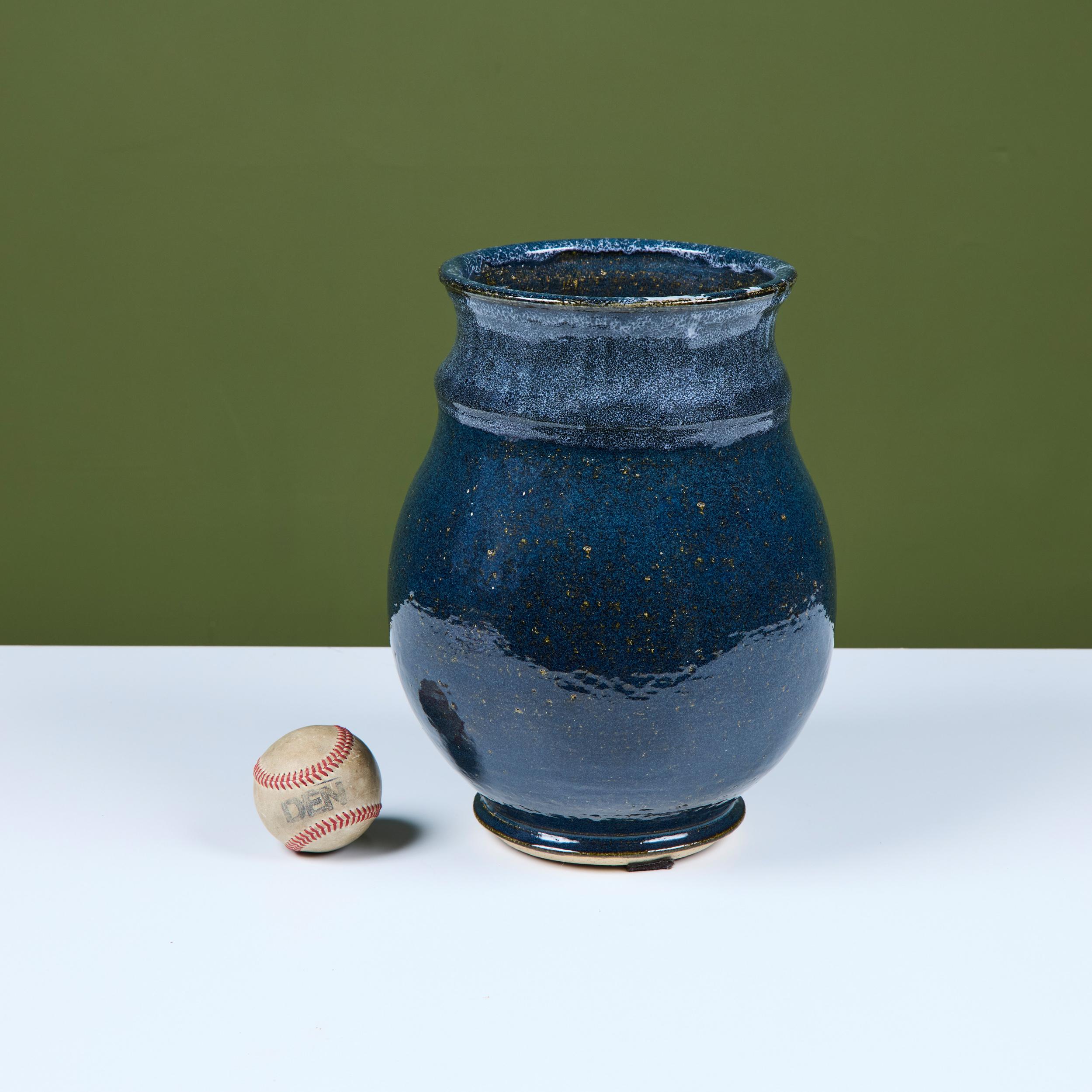 Große blaue Studio-Keramikvase (Moderne der Mitte des Jahrhunderts) im Angebot