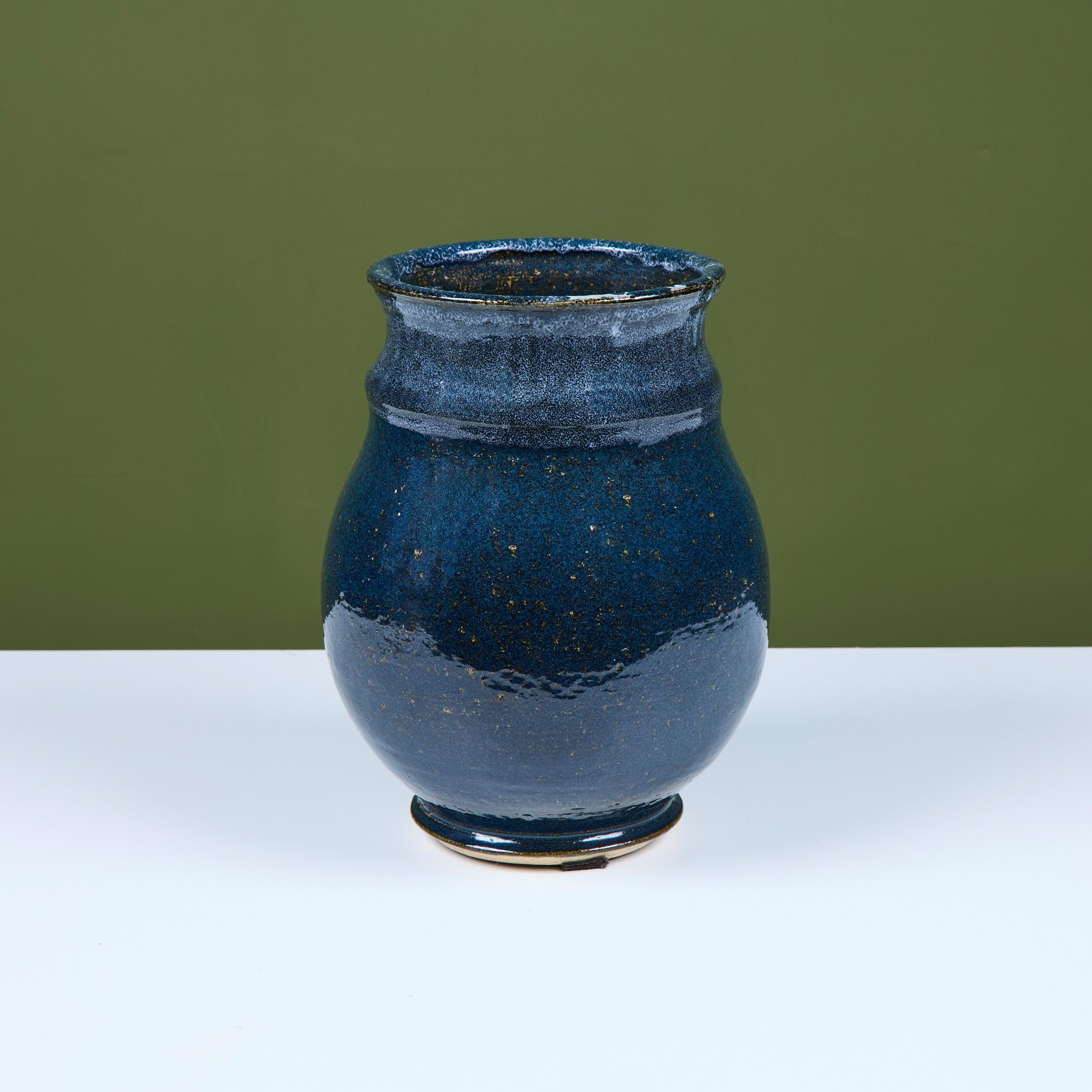 Große blaue Studio-Keramikvase (amerikanisch) im Angebot