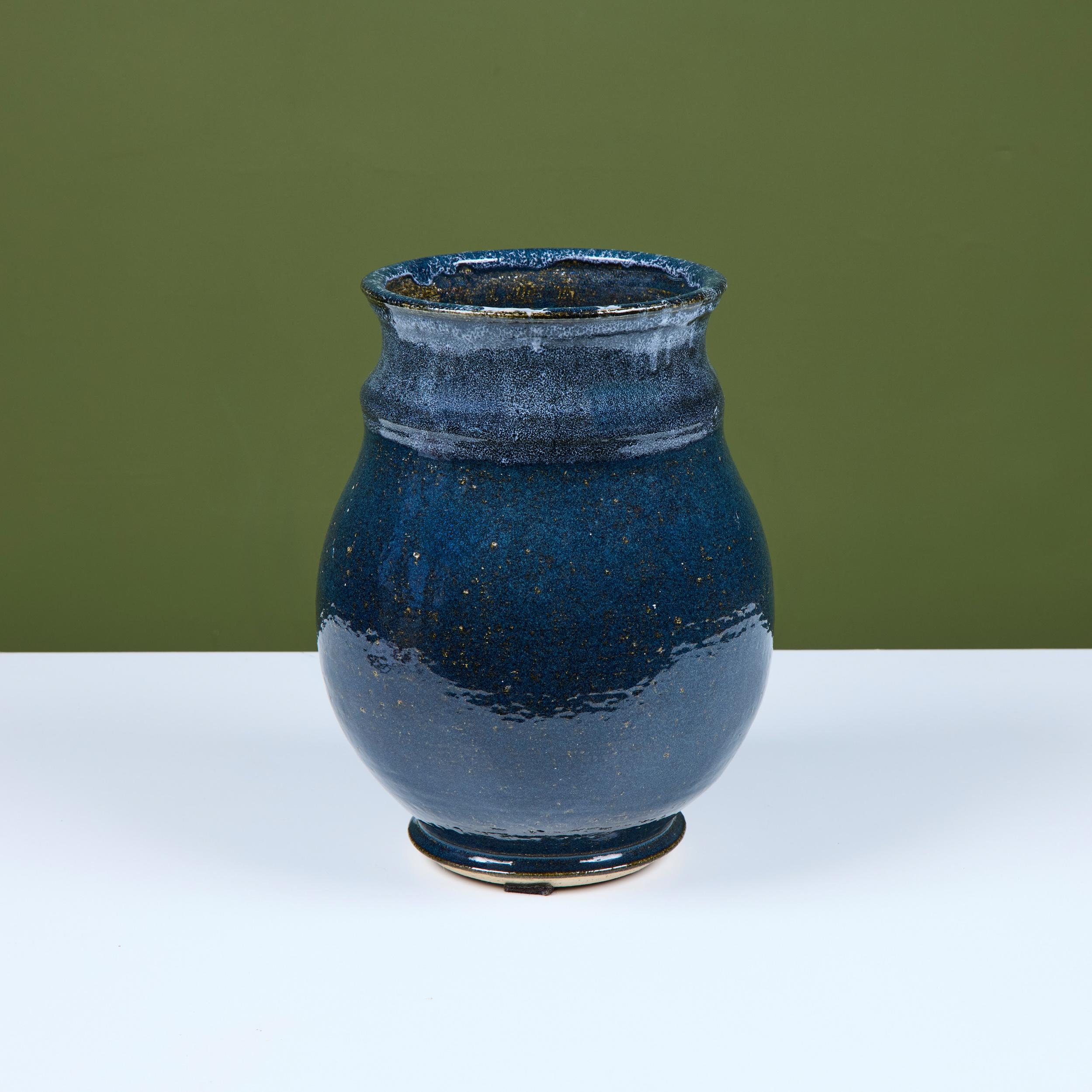 Große blaue Studio-Keramikvase im Angebot 1