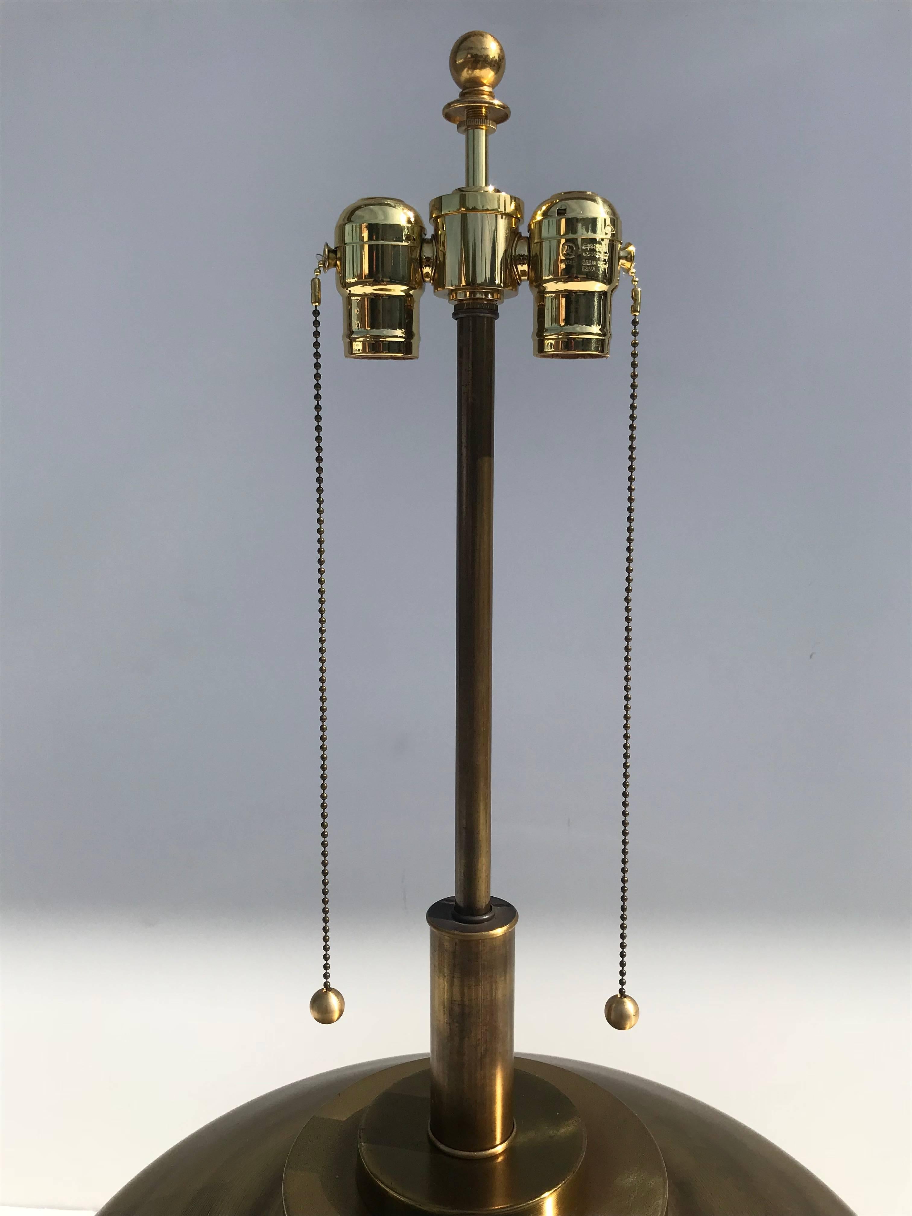 Mid-Century Modern Paire de lampes en laiton de grande taille en vente