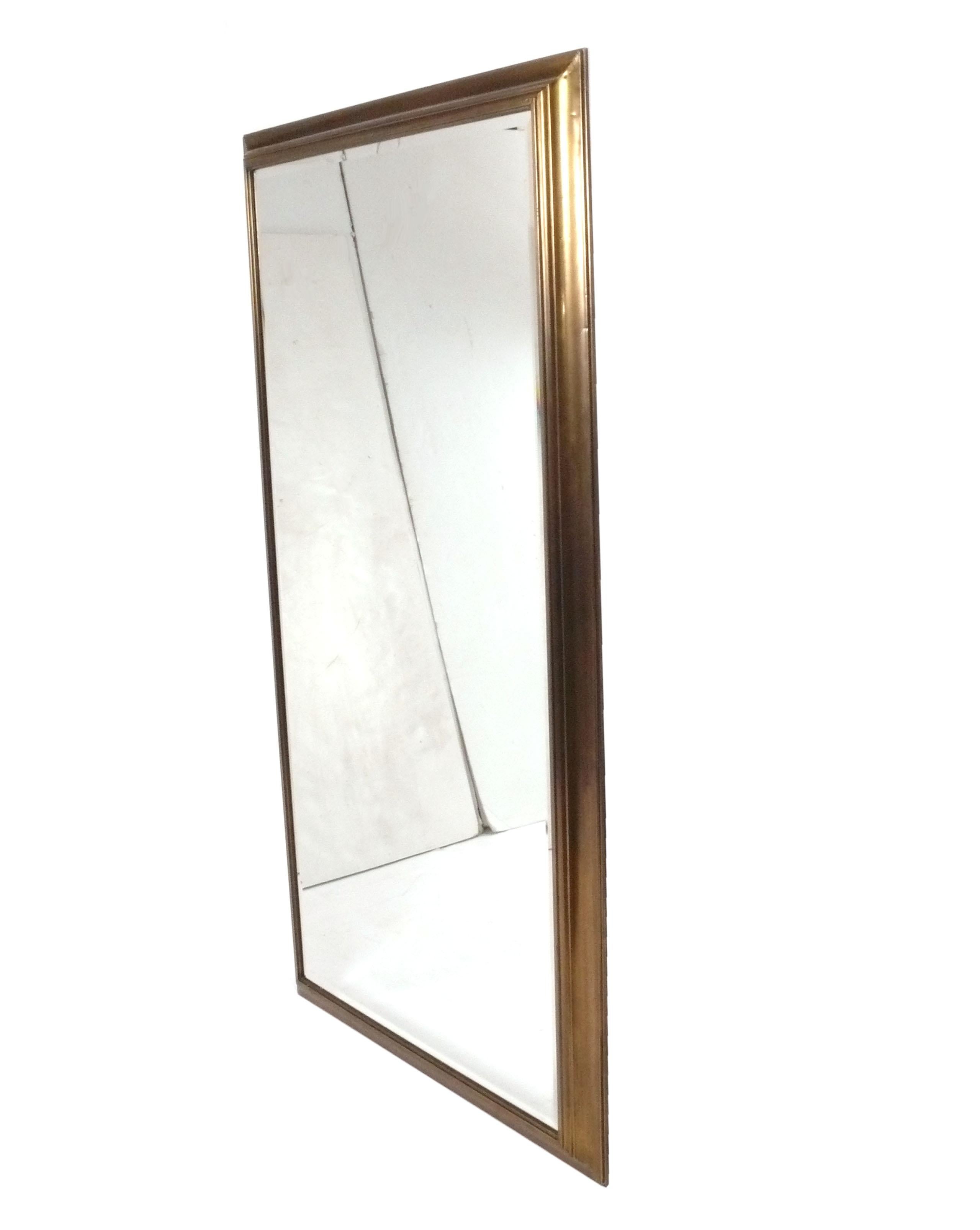 Specchio in ottone di grandi dimensioni, americano, anni '50 circa. Misura ben 78