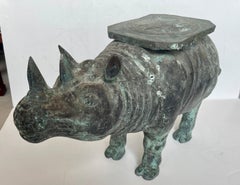 Tabouret de jardin Rhinocéros en bronze à grande échelle, Vert De Gris