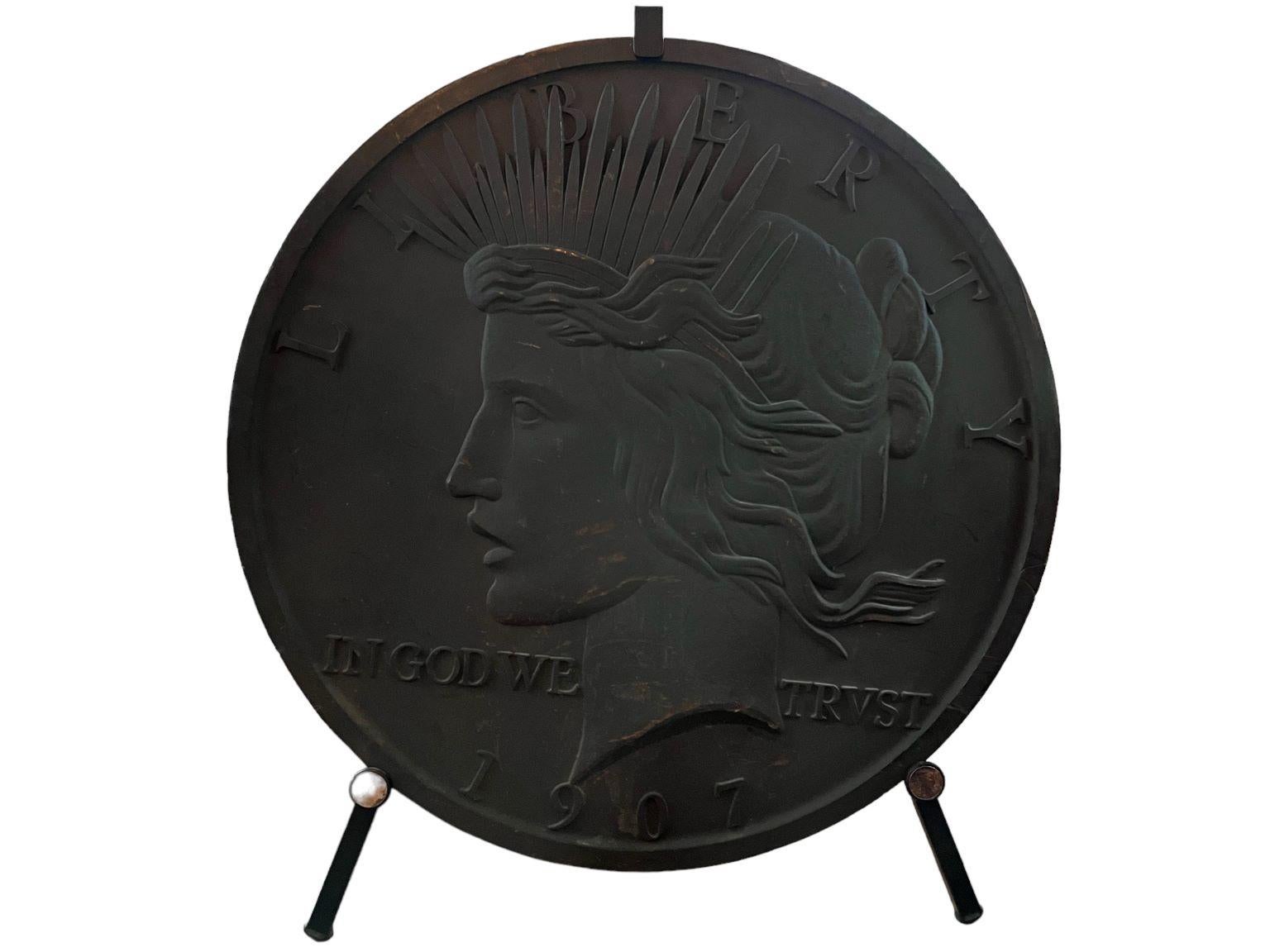 Bellissima scultura in bronzo di grandi dimensioni raffigurante un dollaro d'argento di Anthony de Francisci C. 1900 su un supporto in metallo nero personalizzato. Molto probabilmente è stato progettato per abbellire una banca o un istituto