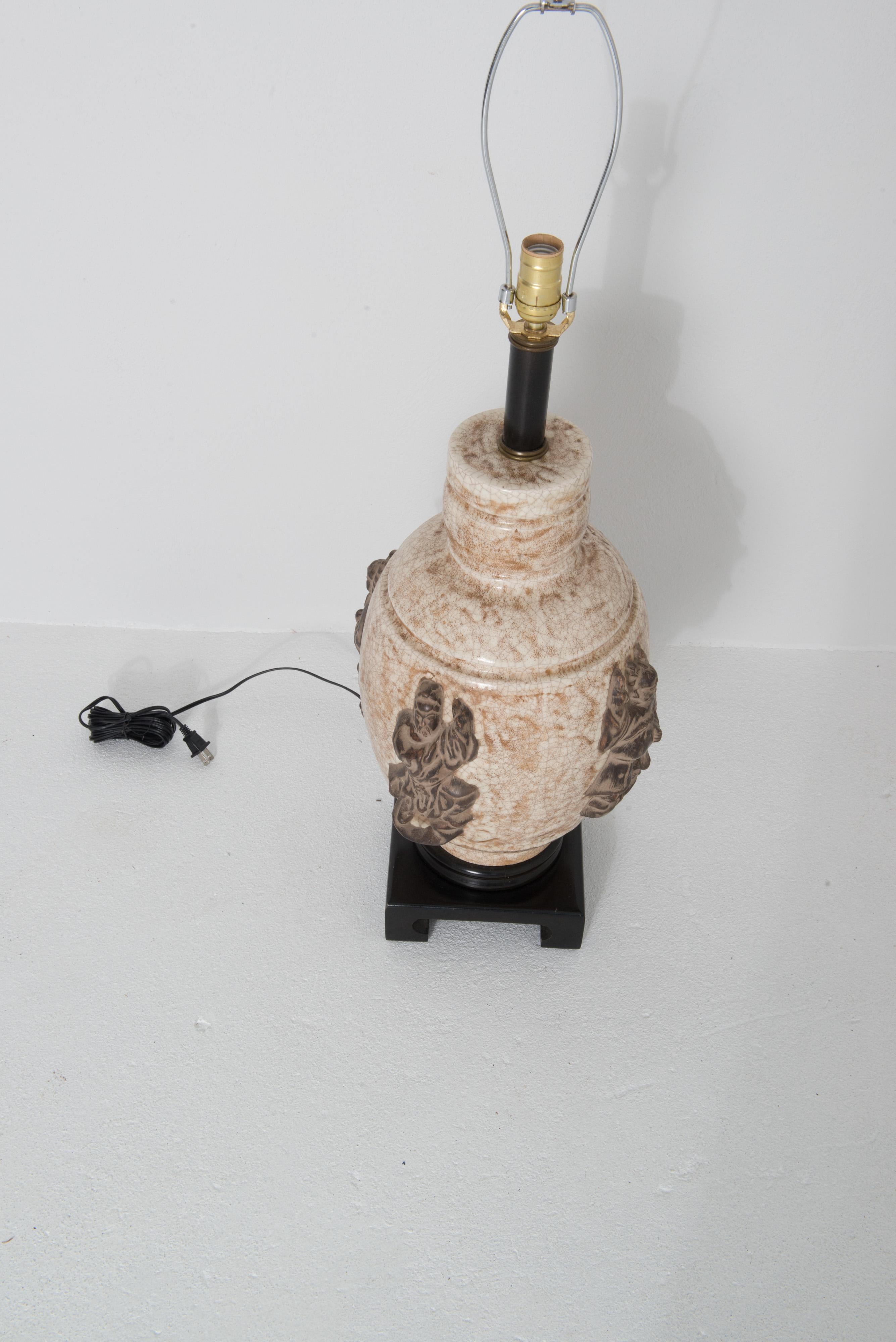 Große Chinoiserie-Lampe aus Keramik auf Holzsockel (Asiatisch) im Angebot