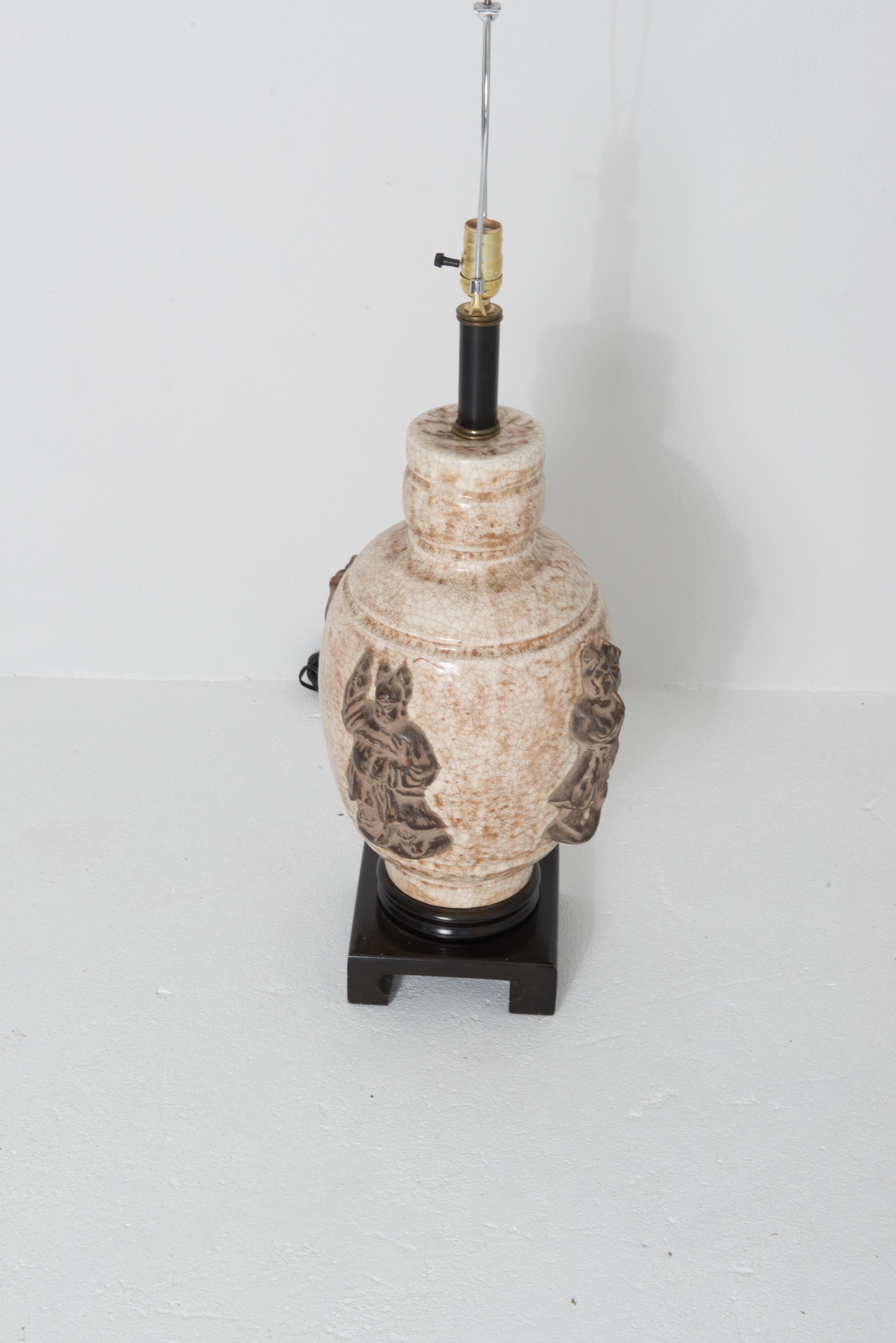 Große Chinoiserie-Lampe aus Keramik auf Holzsockel im Zustand „Gut“ im Angebot in Stamford, CT