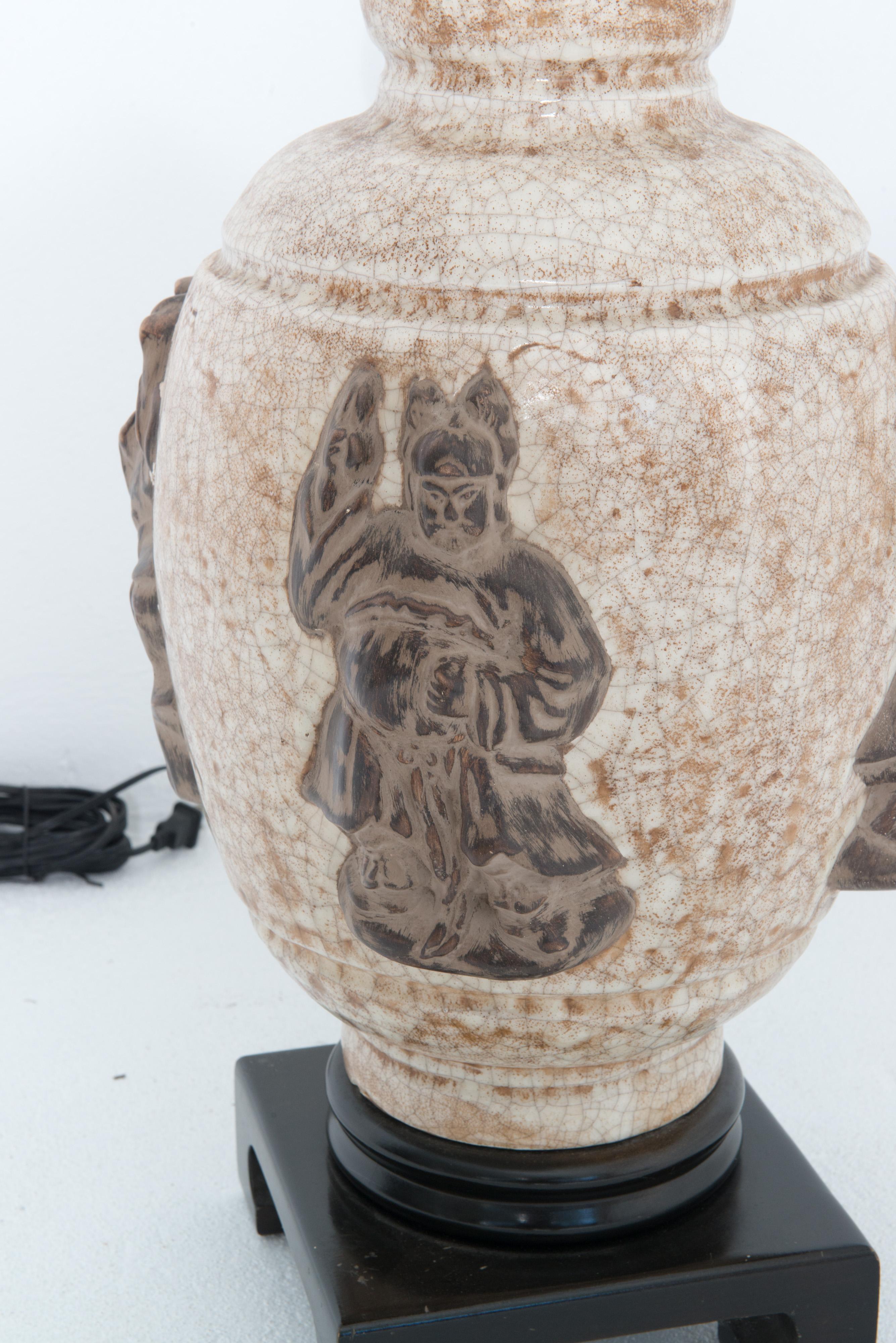 Große Chinoiserie-Lampe aus Keramik auf Holzsockel (Mitte des 20. Jahrhunderts) im Angebot