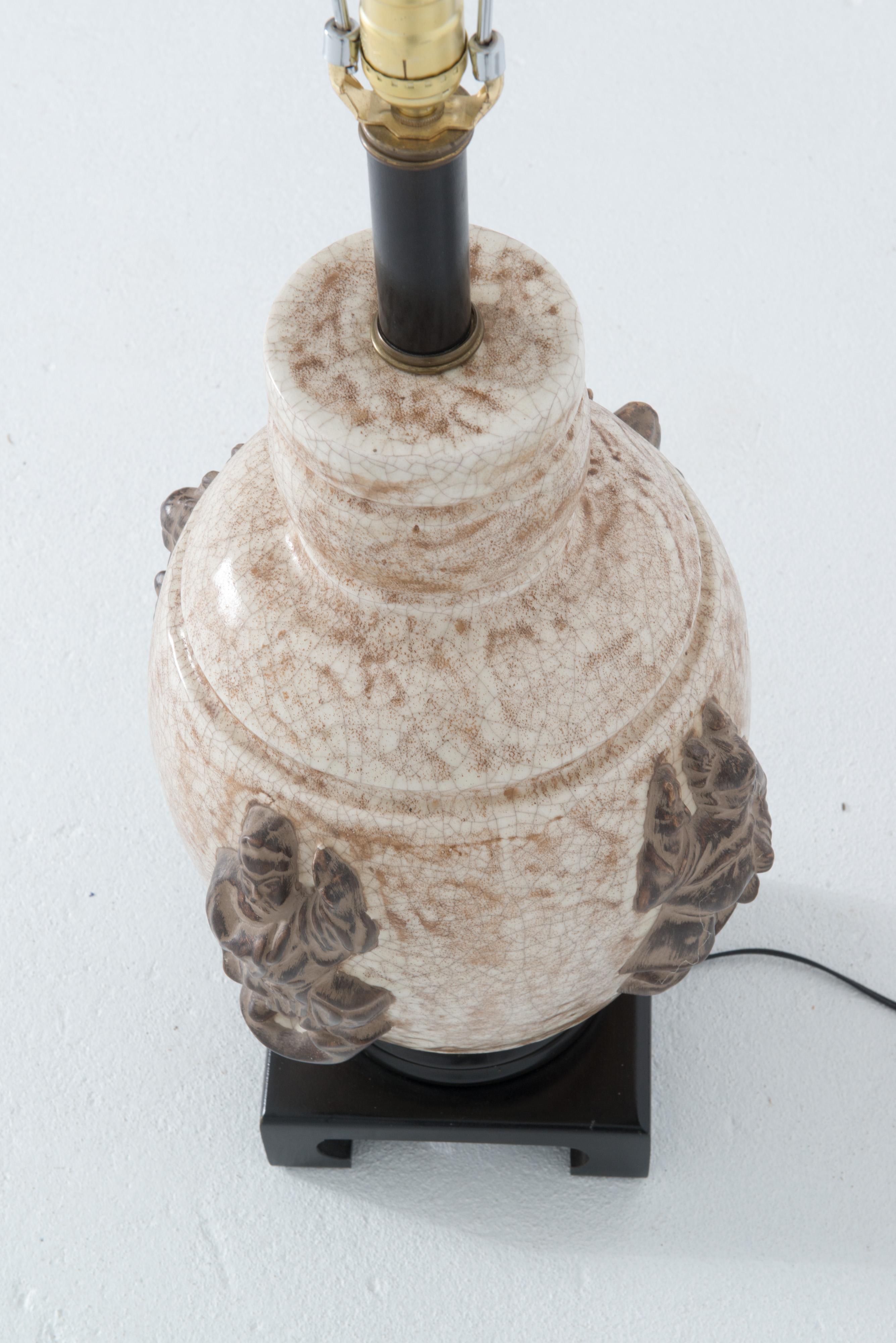 Große Chinoiserie-Lampe aus Keramik auf Holzsockel im Angebot 1