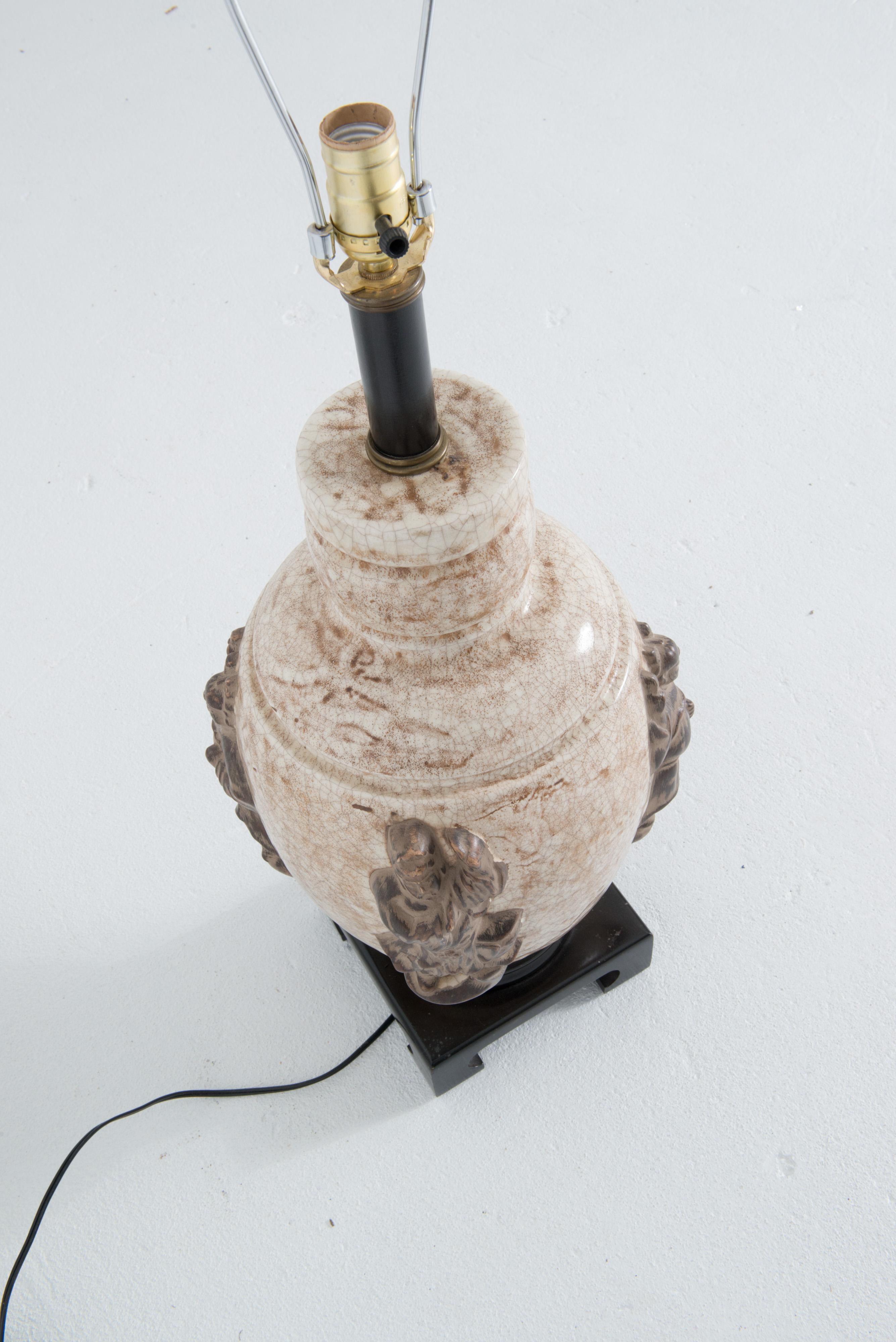 Große Chinoiserie-Lampe aus Keramik auf Holzsockel im Angebot 2
