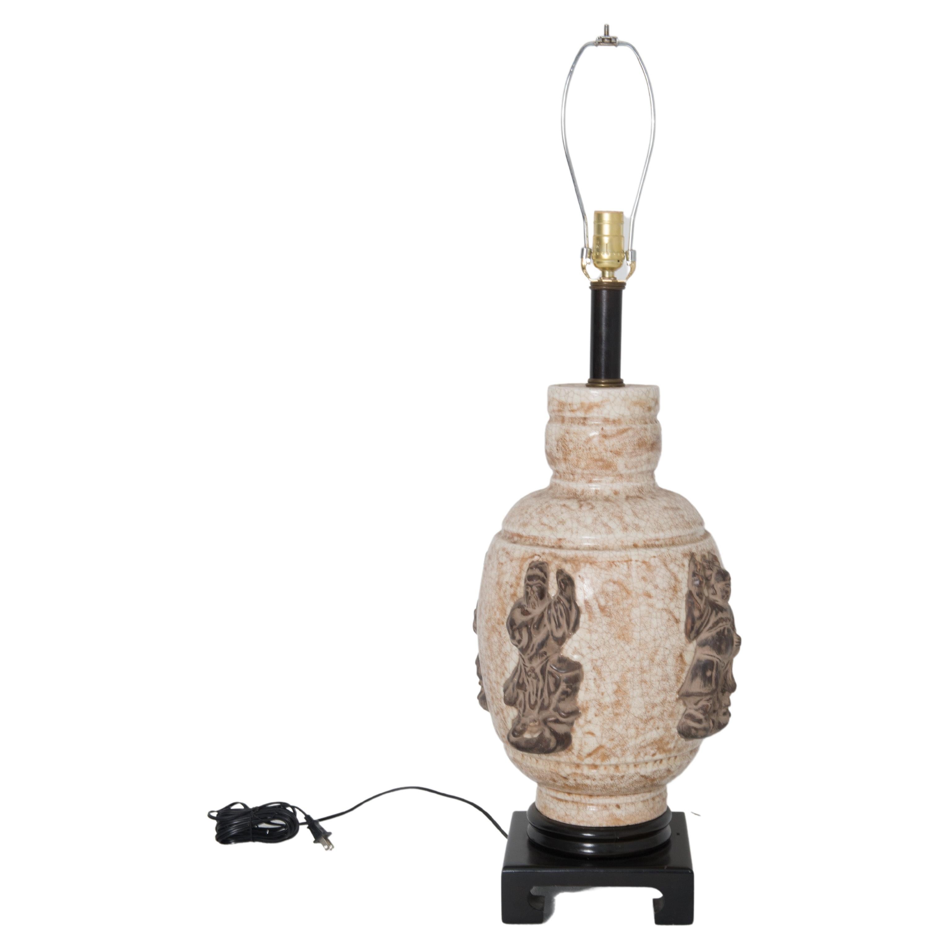 Große Chinoiserie-Lampe aus Keramik auf Holzsockel im Angebot