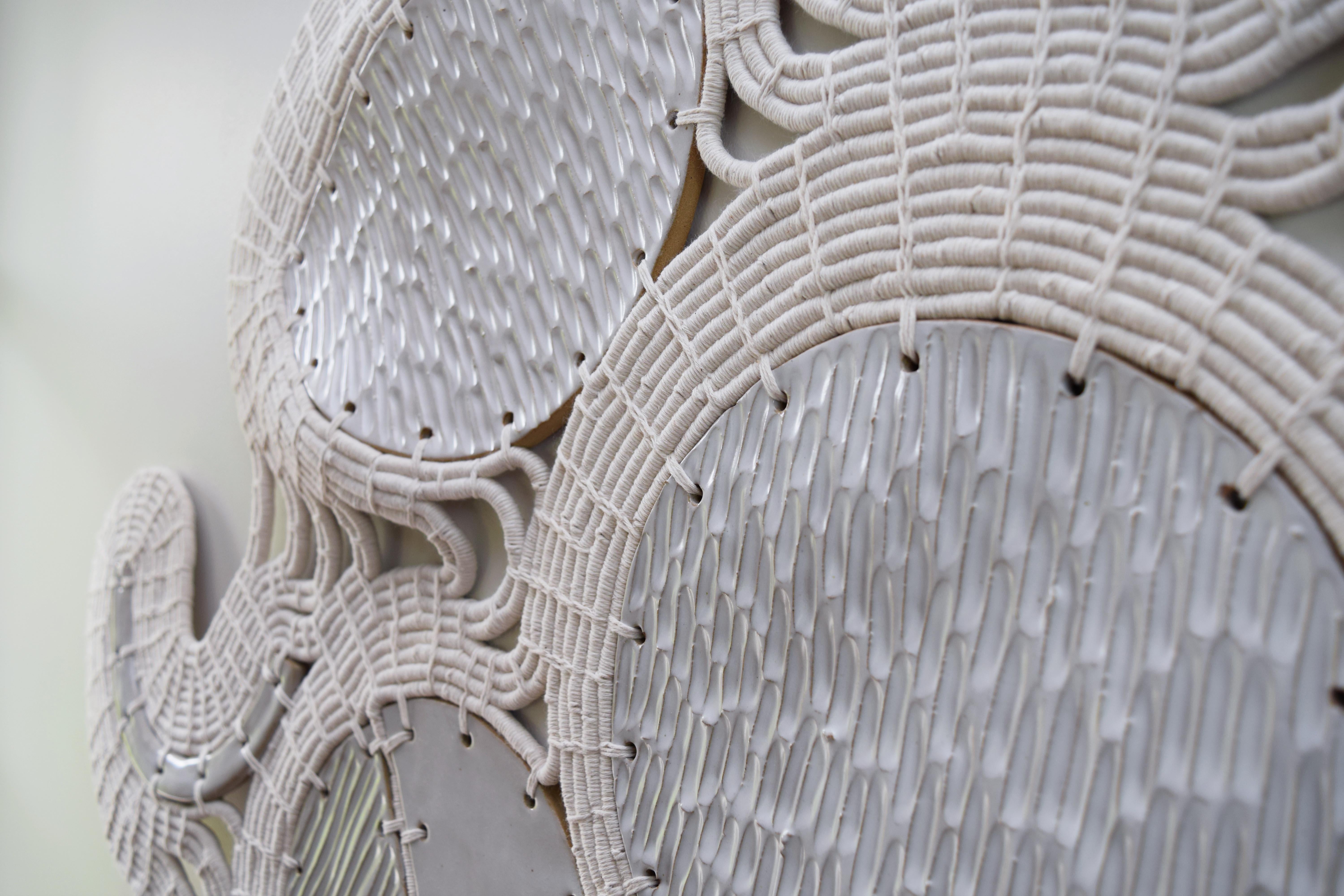 Organique Sculpture murale à grande échelle en céramique et fibres #789, glaçure blanche et coton tissé en vente