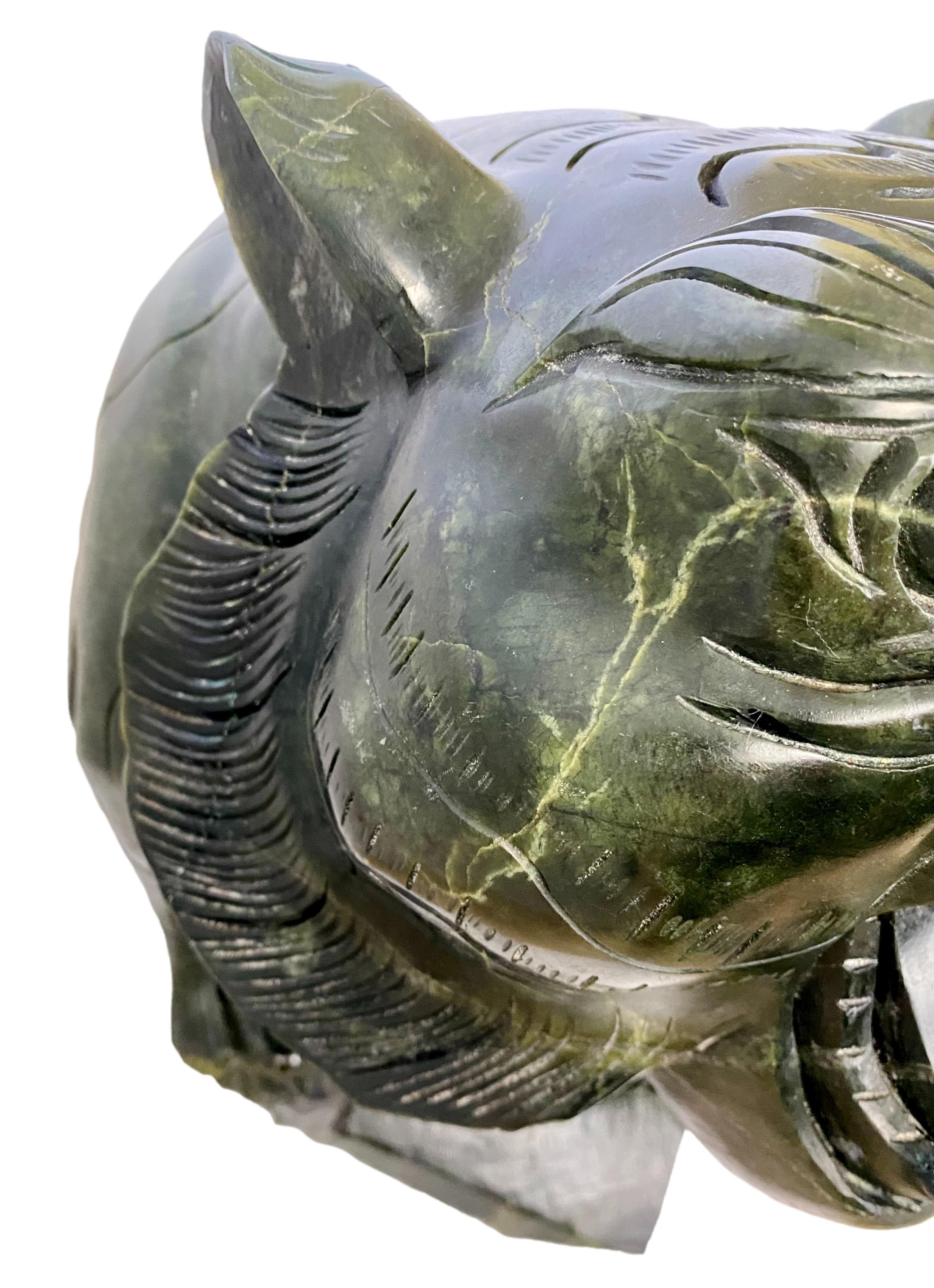 Sculpture de tigre en néphrite sculptée à grande échelle chinoise en vente 3