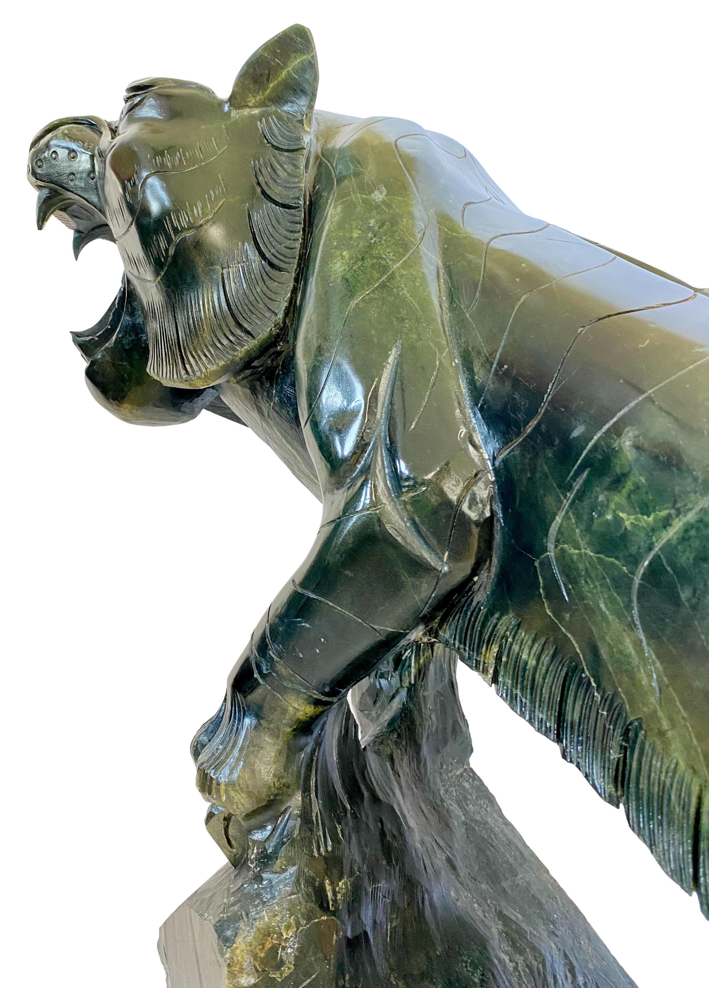 Sculpture de tigre en néphrite sculptée à grande échelle chinoise en vente 4