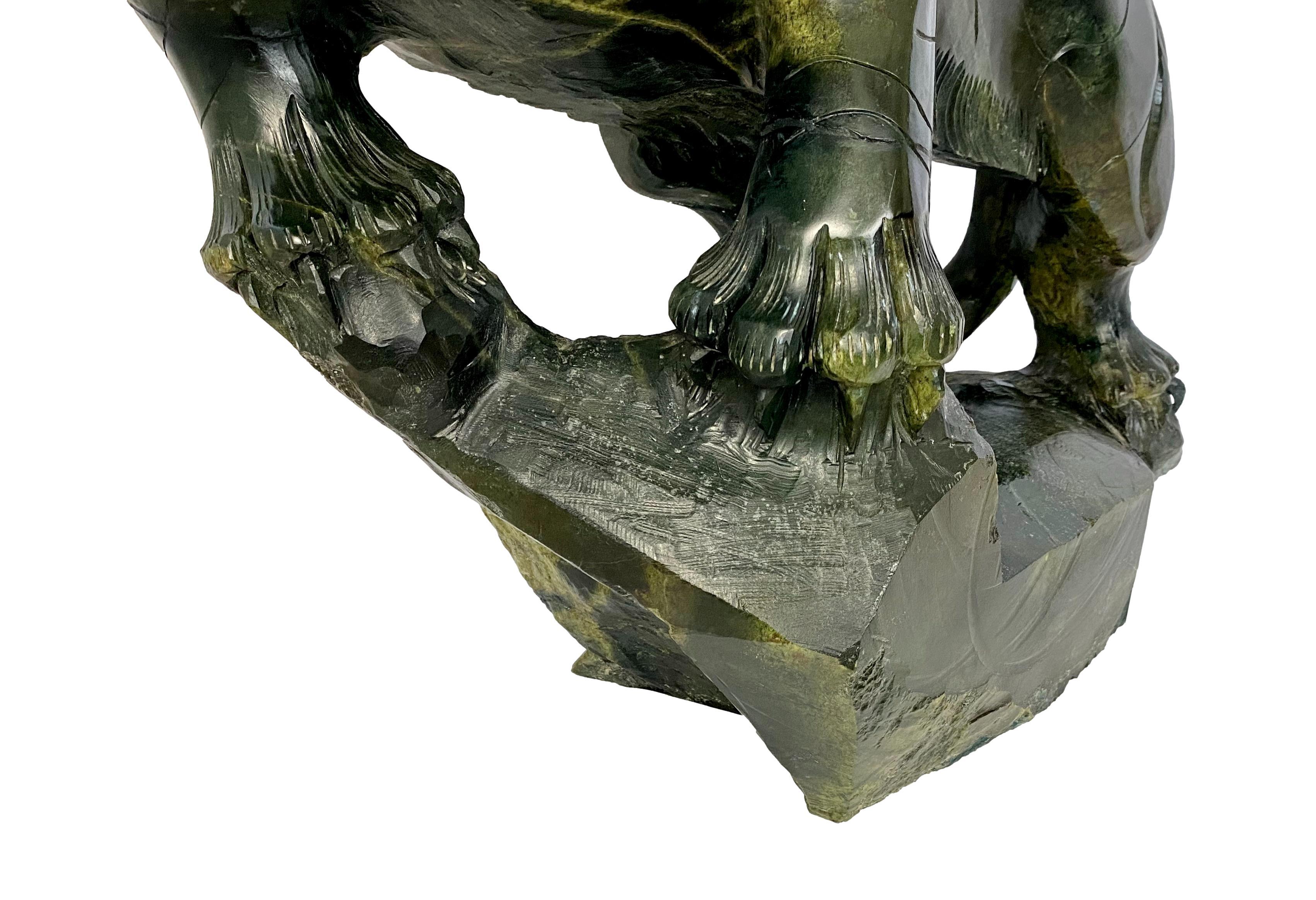 Sculpture de tigre en néphrite sculptée à grande échelle chinoise en vente 5