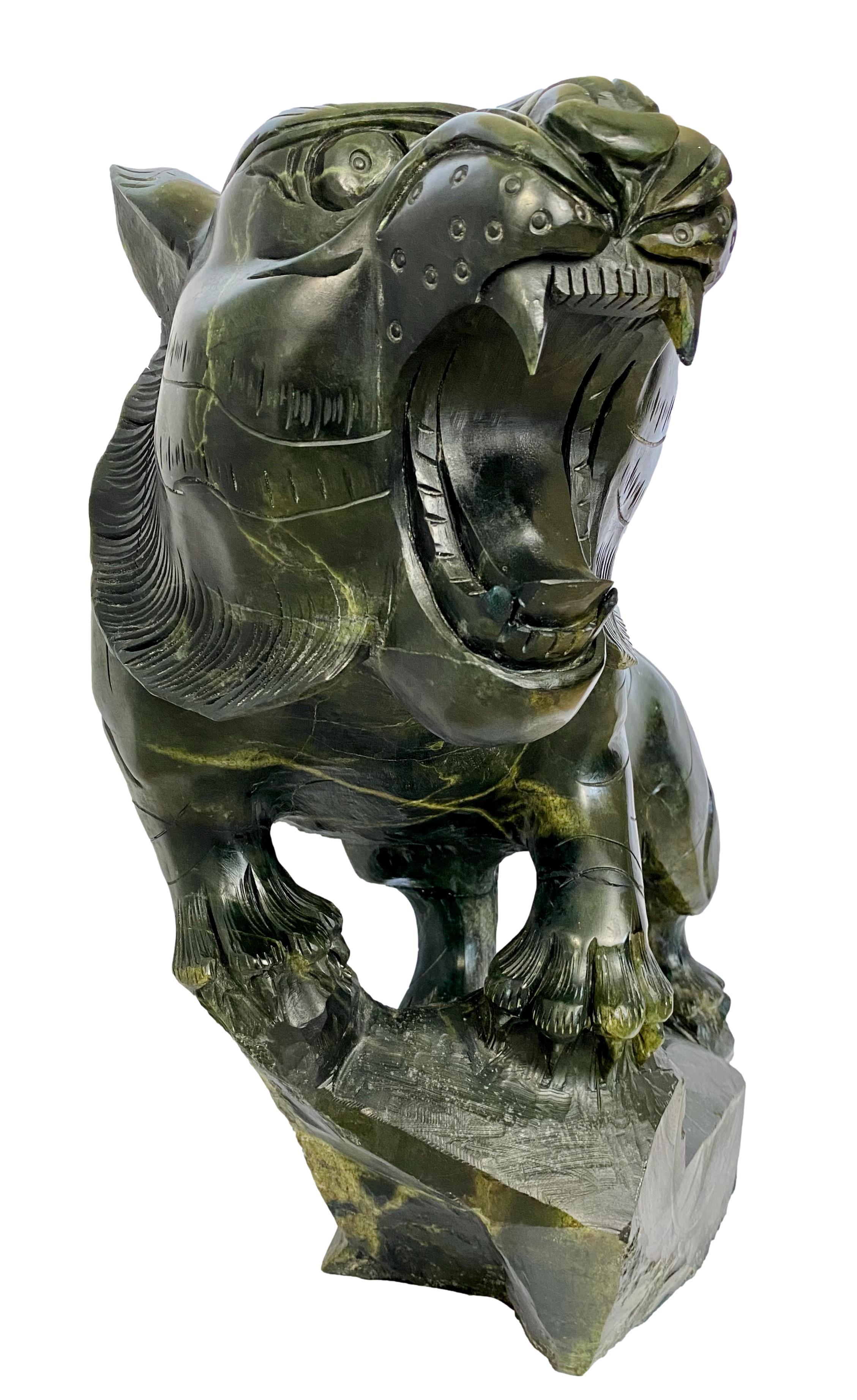 Chinois Sculpture de tigre en néphrite sculptée à grande échelle chinoise en vente