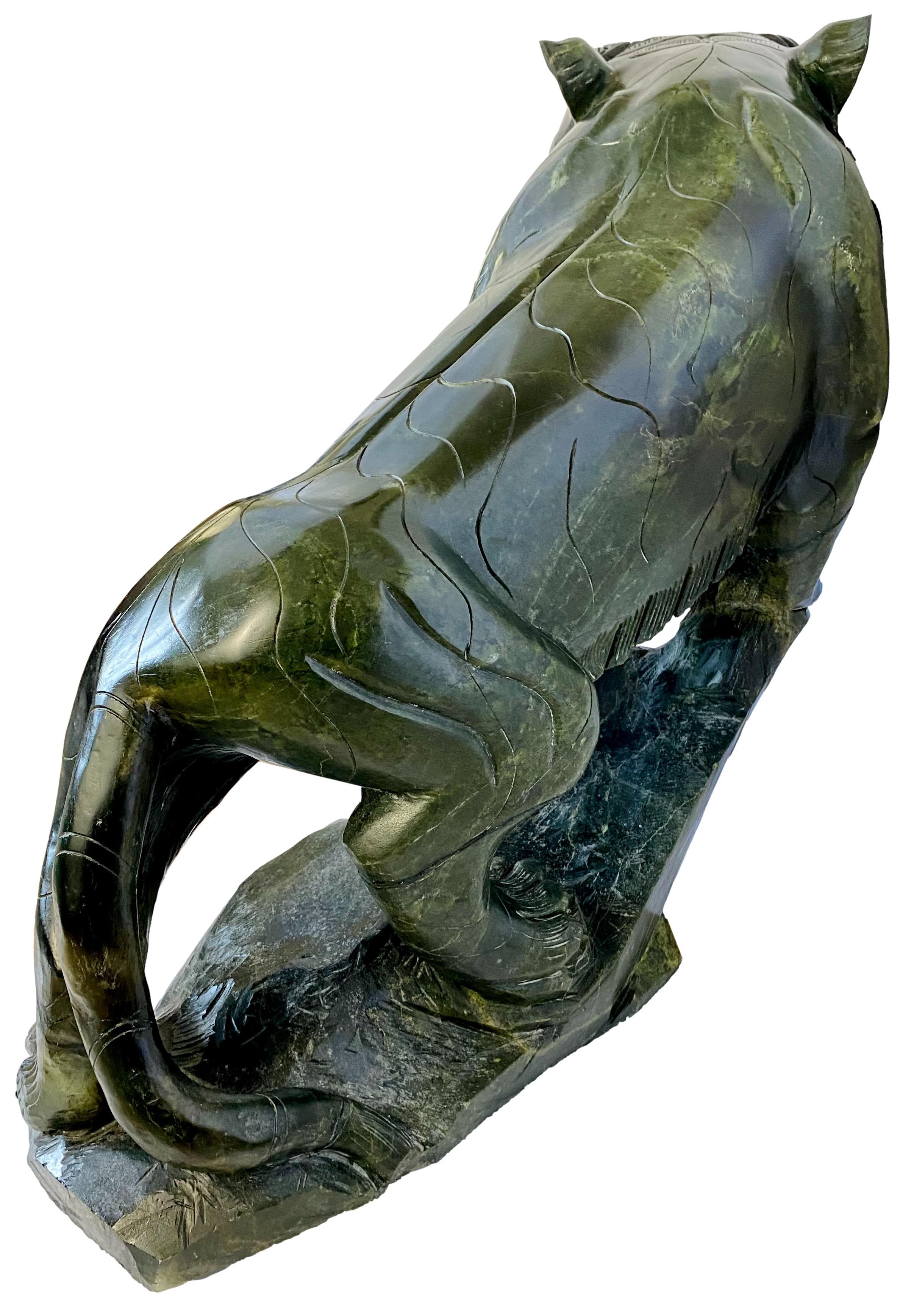 20ième siècle Sculpture de tigre en néphrite sculptée à grande échelle chinoise en vente
