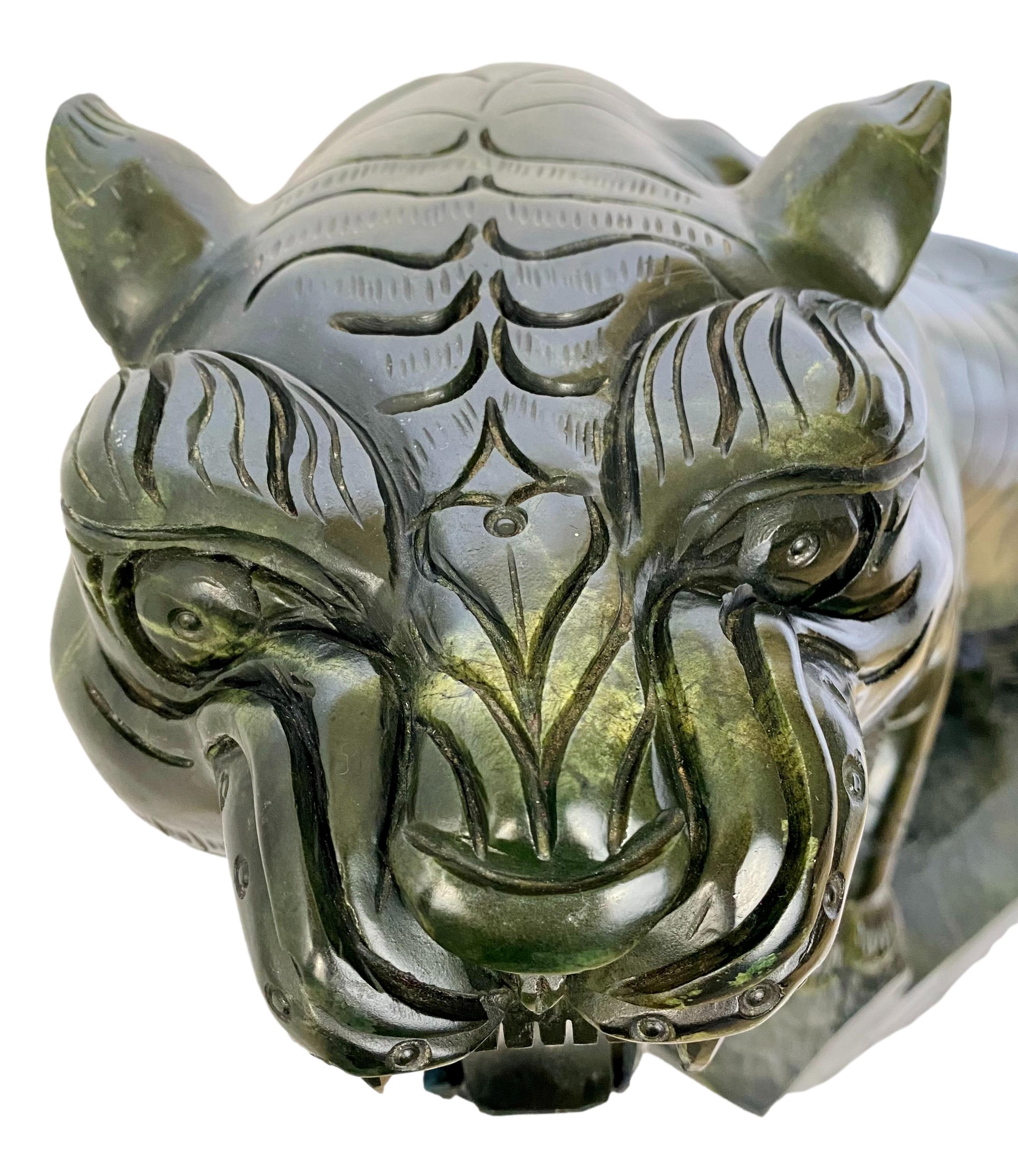Sculpture de tigre en néphrite sculptée à grande échelle chinoise en vente 2