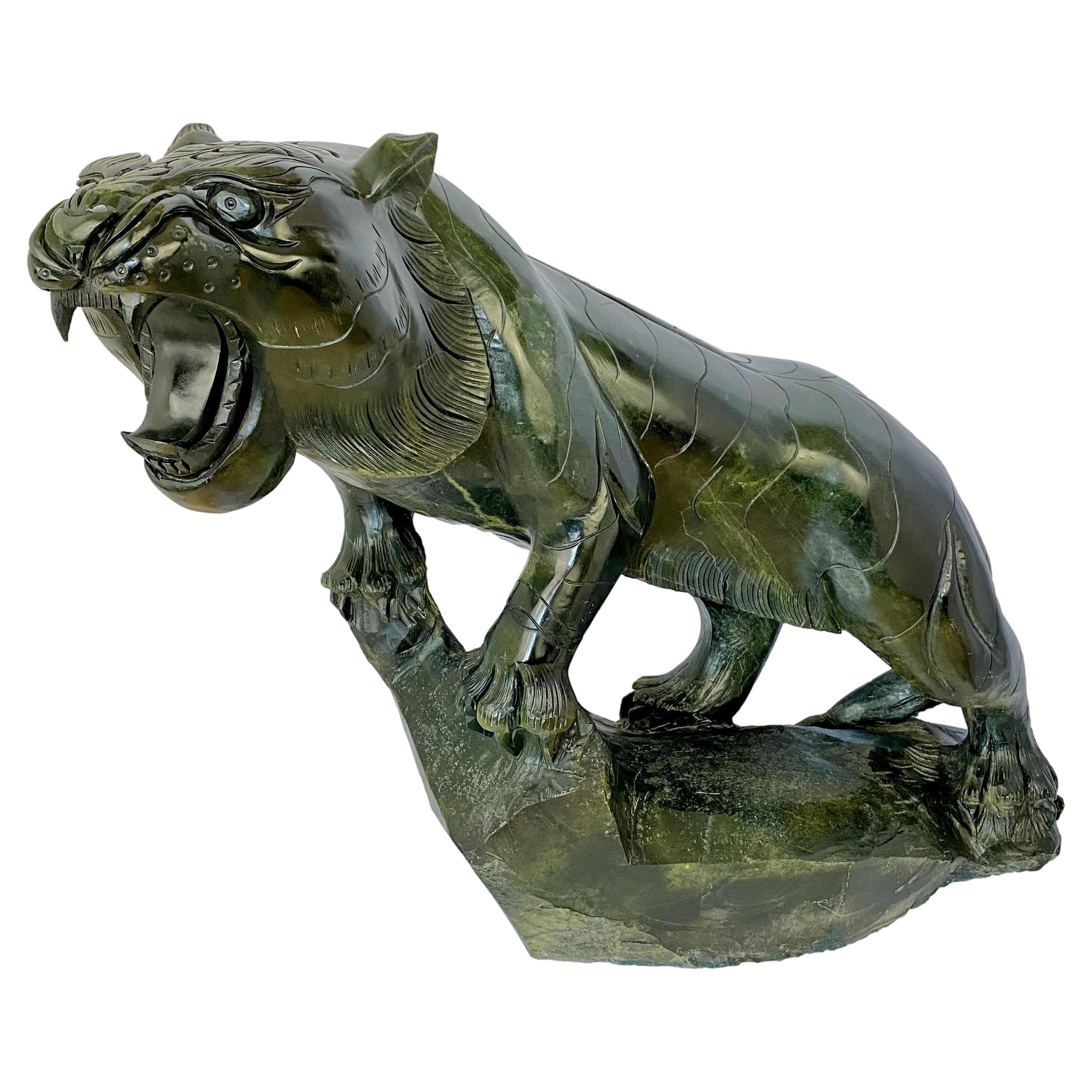 Chinesische geschnitzte Nephrit-Tiger-Skulptur in großformatigem Stil