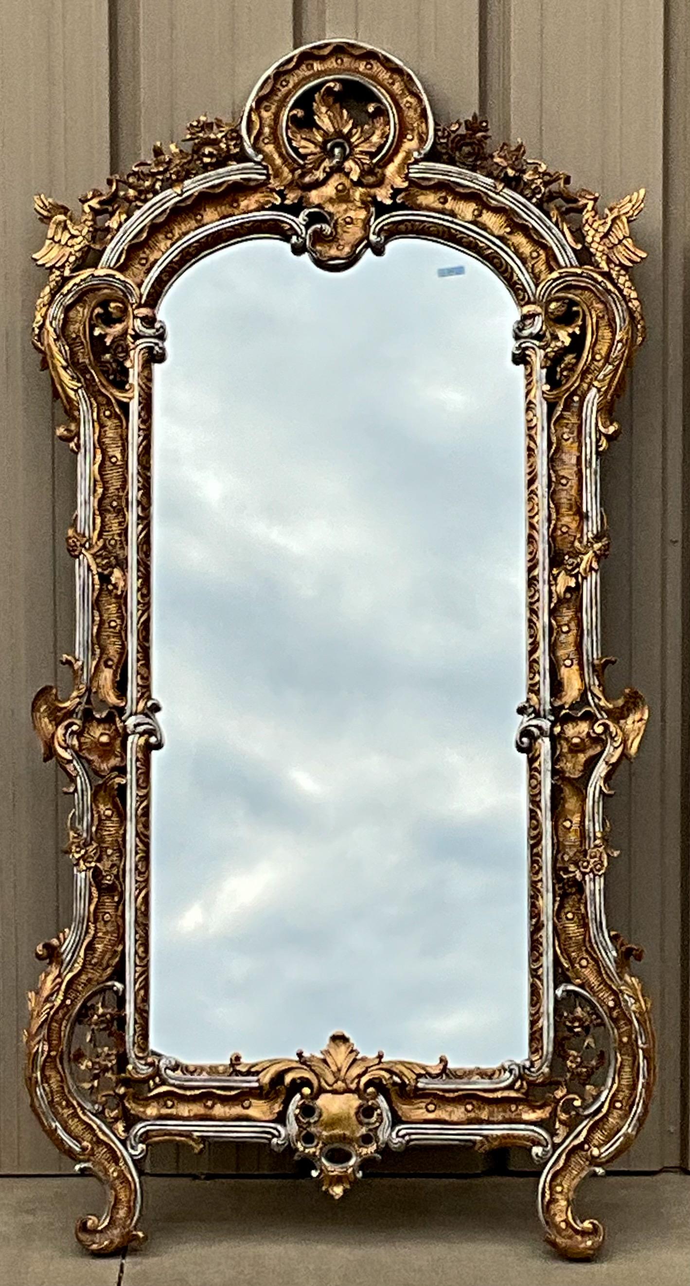 Chippendale chinois Grand miroir chinois en bois doré de style Chippendale Att. À Smith & Smith en vente