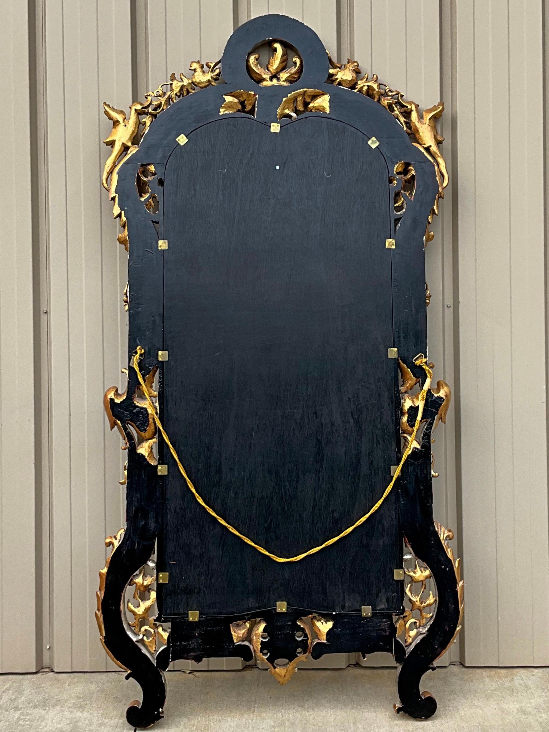 Inconnu Grand miroir chinois en bois doré de style Chippendale Att. À Smith & Smith en vente