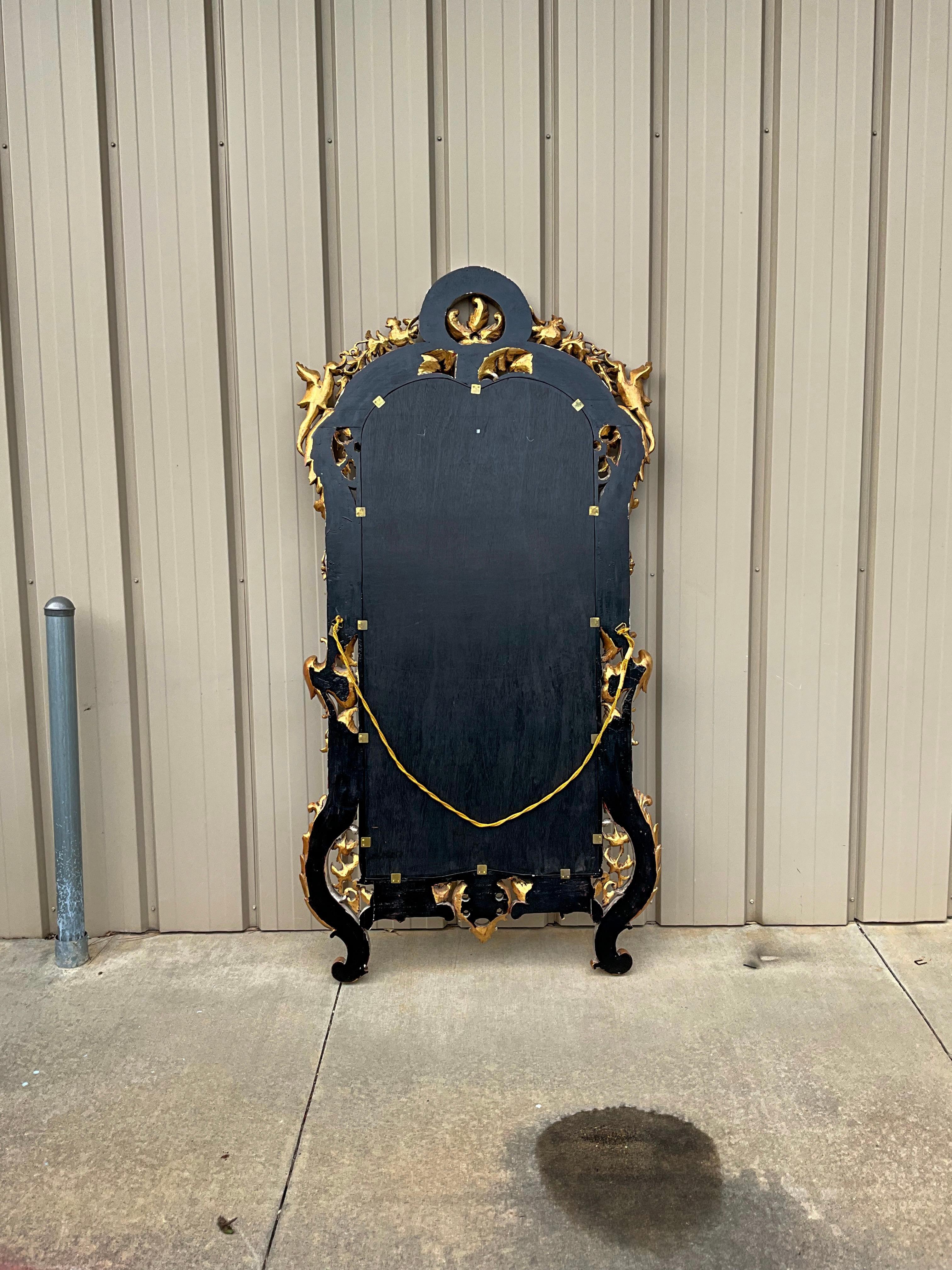 20ième siècle Grand miroir chinois en bois doré de style Chippendale Att. À Smith & Smith en vente