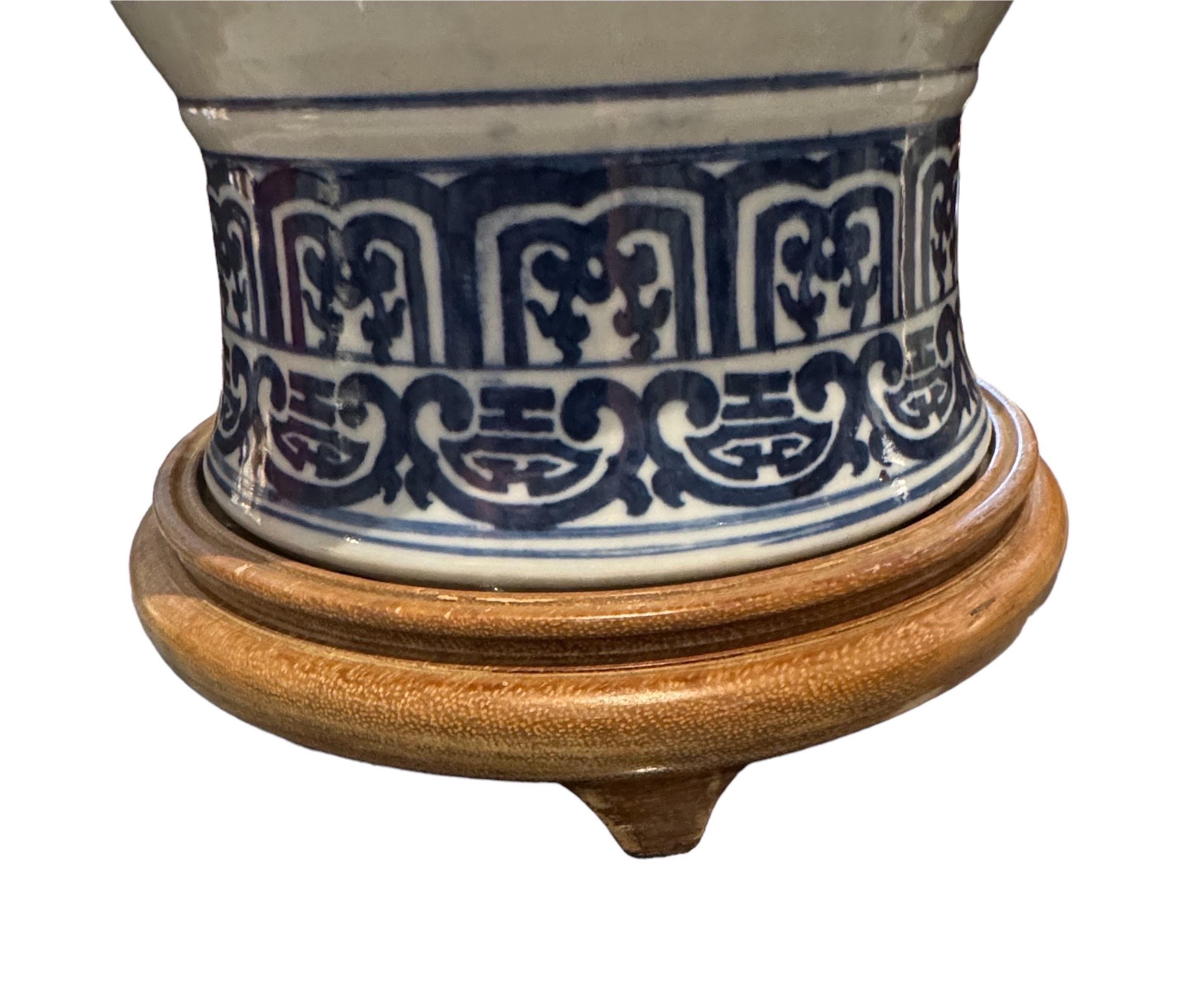 Lampada a forma di urna blu e bianca da esportazione cinese di grandi dimensioni in vendita 3