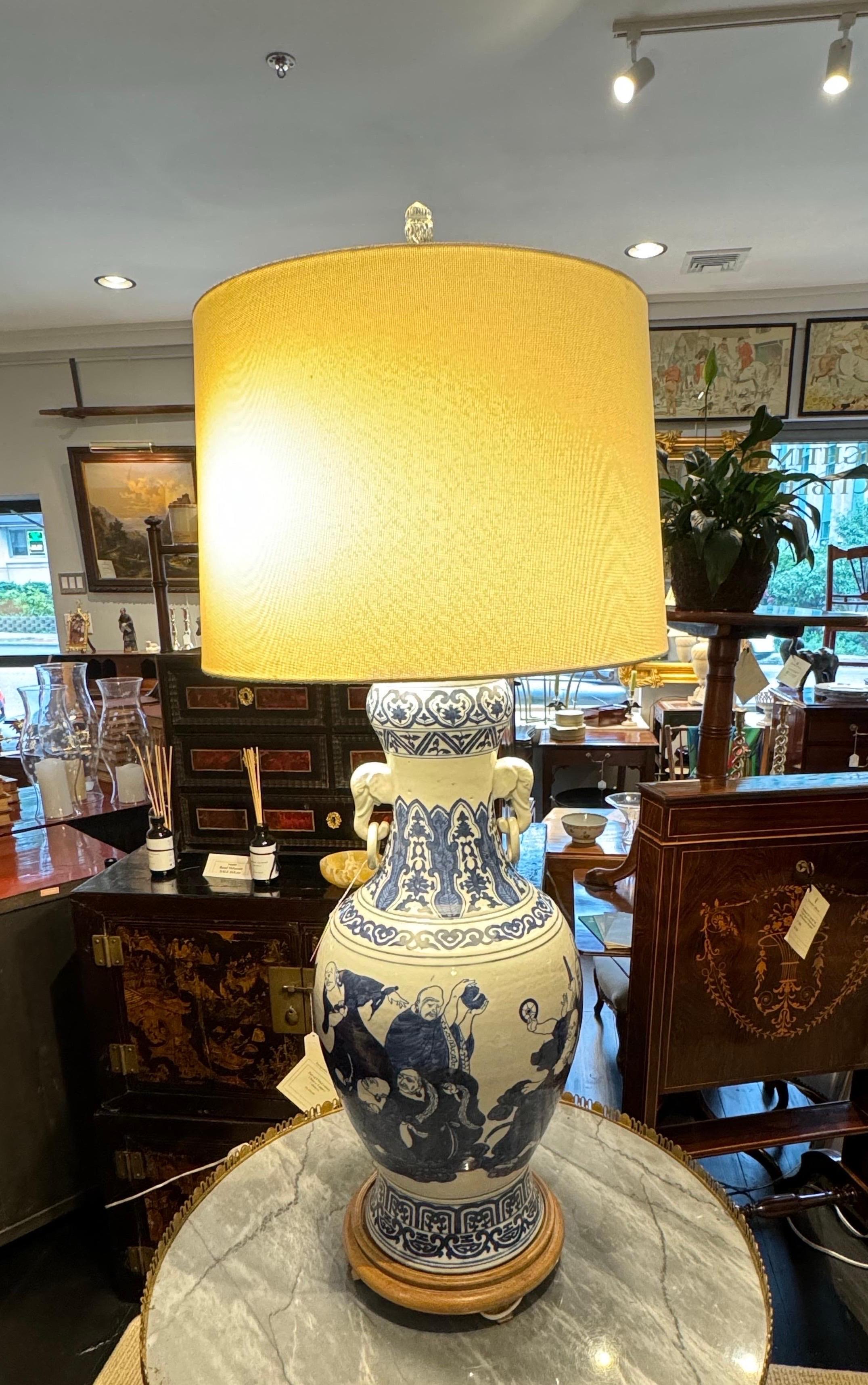 Lampada a forma di urna blu e bianca da esportazione cinese di grandi dimensioni in vendita 4