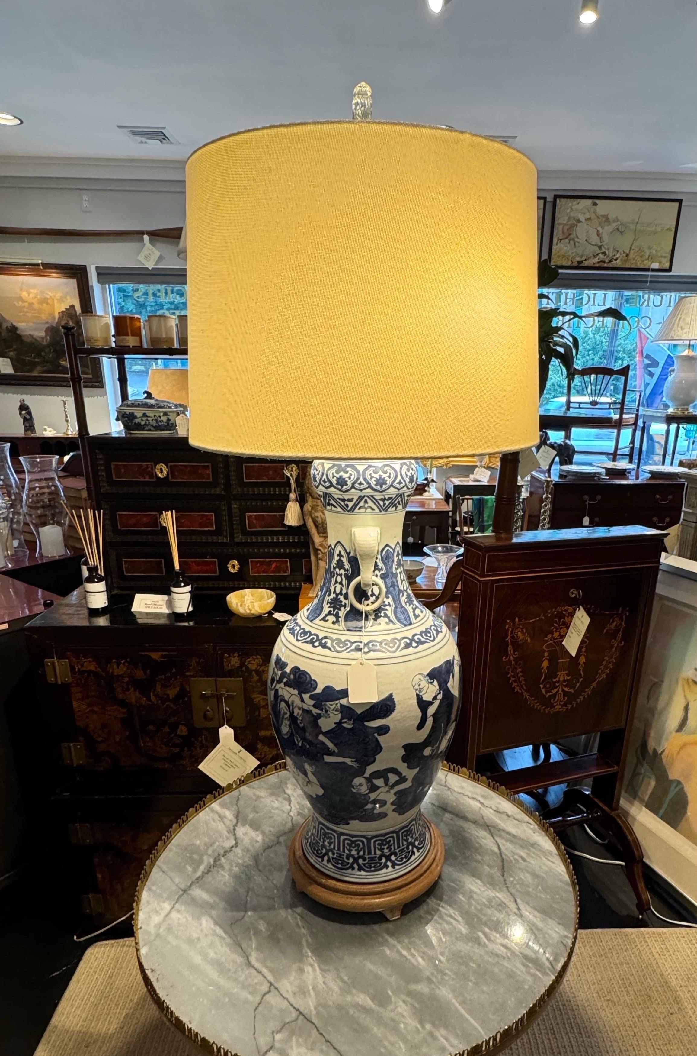 Lampada a forma di urna blu e bianca da esportazione cinese di grandi dimensioni in vendita 5
