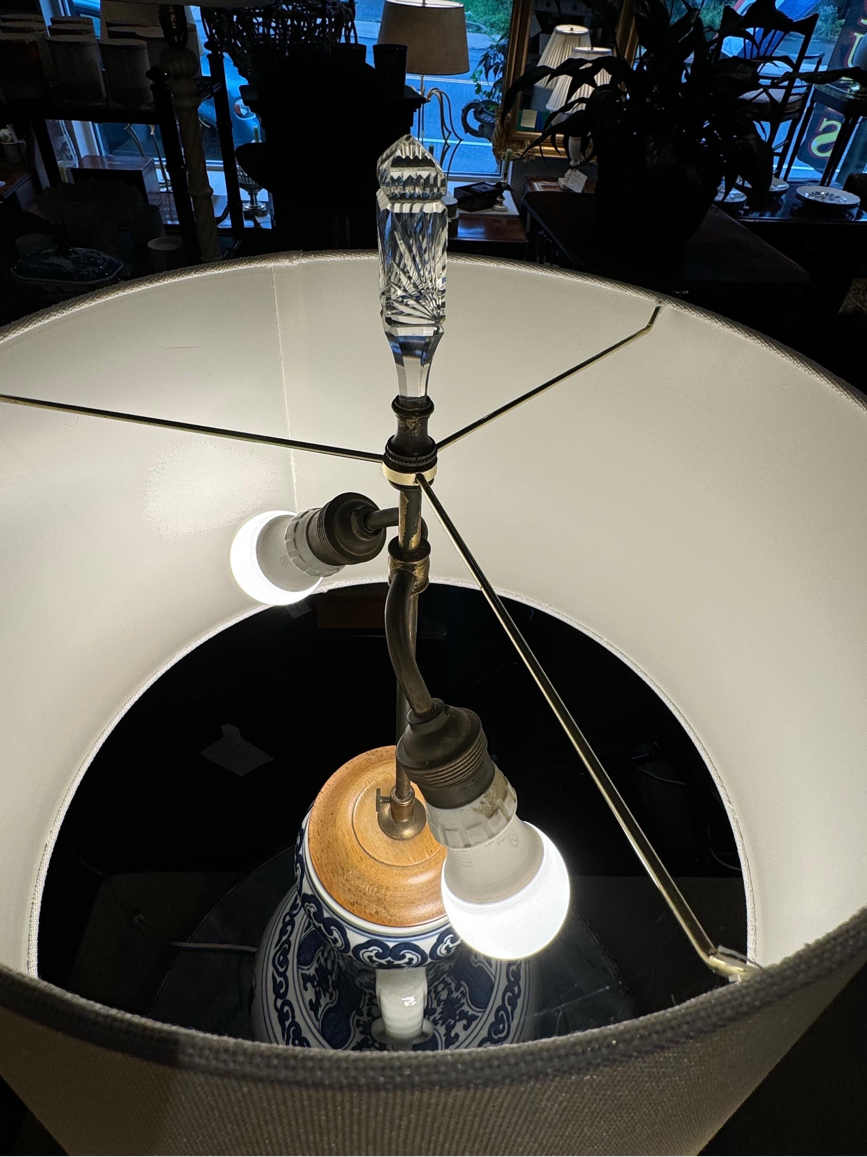 Cotto in fornace Lampada a forma di urna blu e bianca da esportazione cinese di grandi dimensioni in vendita