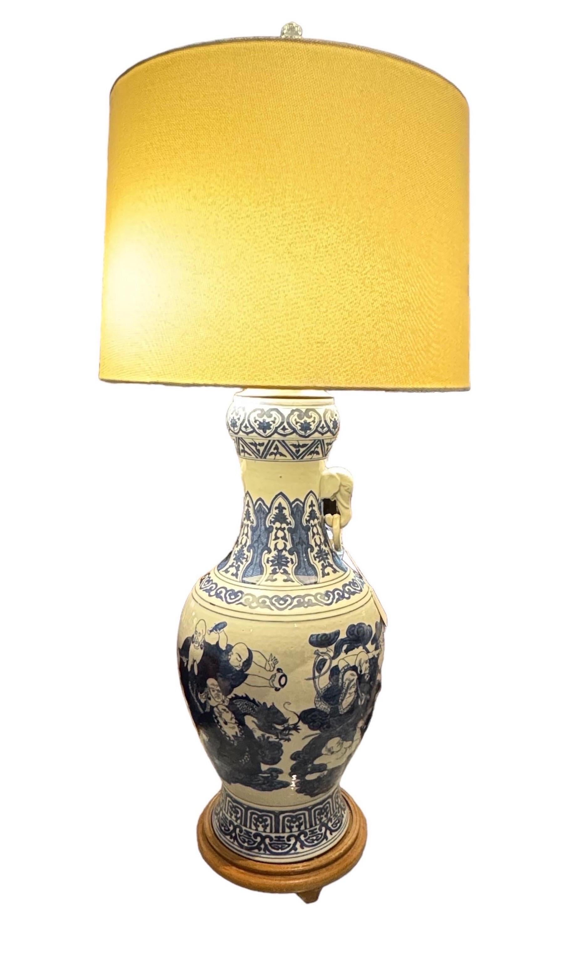 Lampada a forma di urna blu e bianca da esportazione cinese di grandi dimensioni In condizioni buone in vendita a Huntington, NY