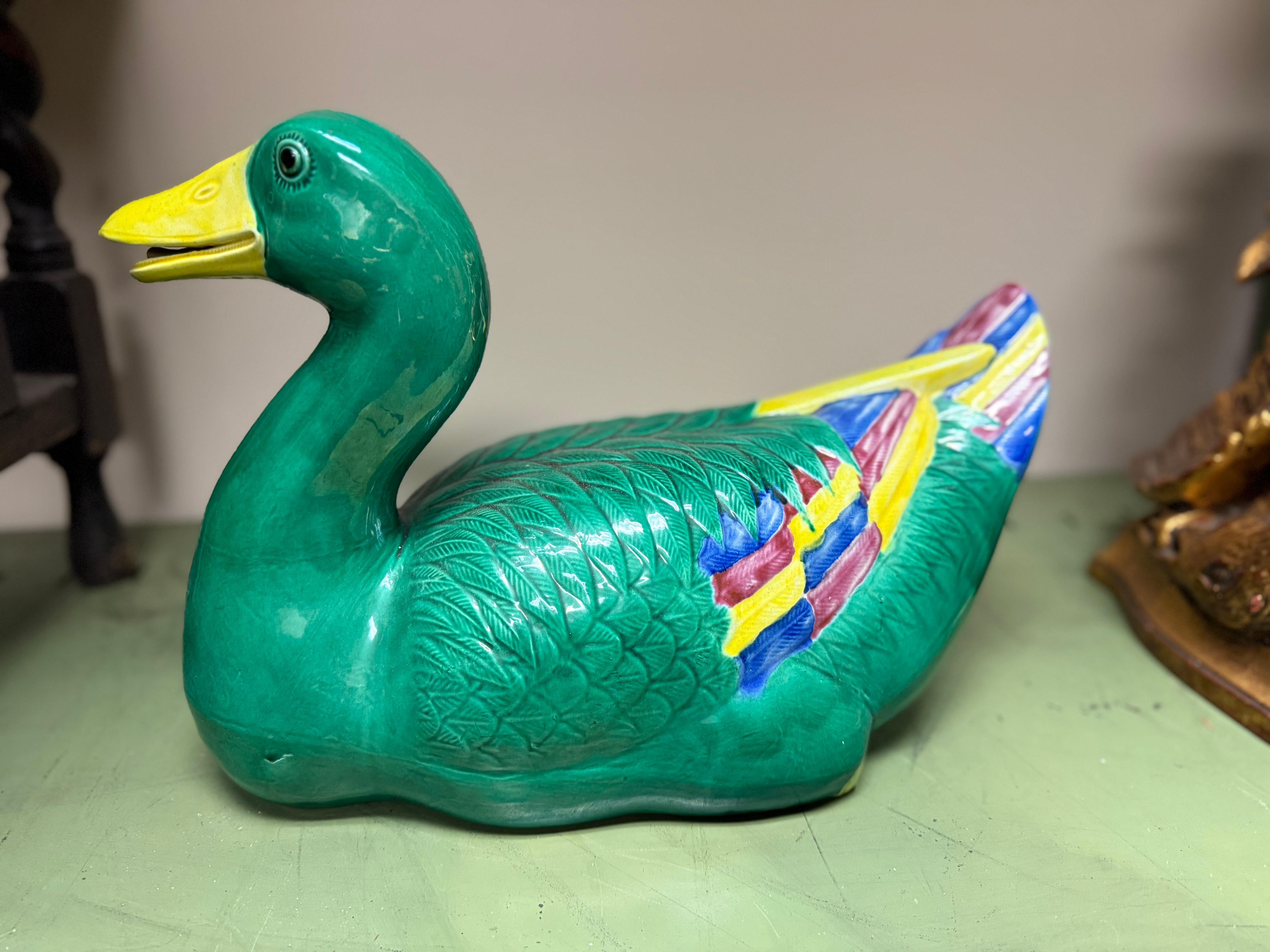 Großformatige handbemalte Keramik-Enten im chinesischen Exportstil, Paar im Angebot 4