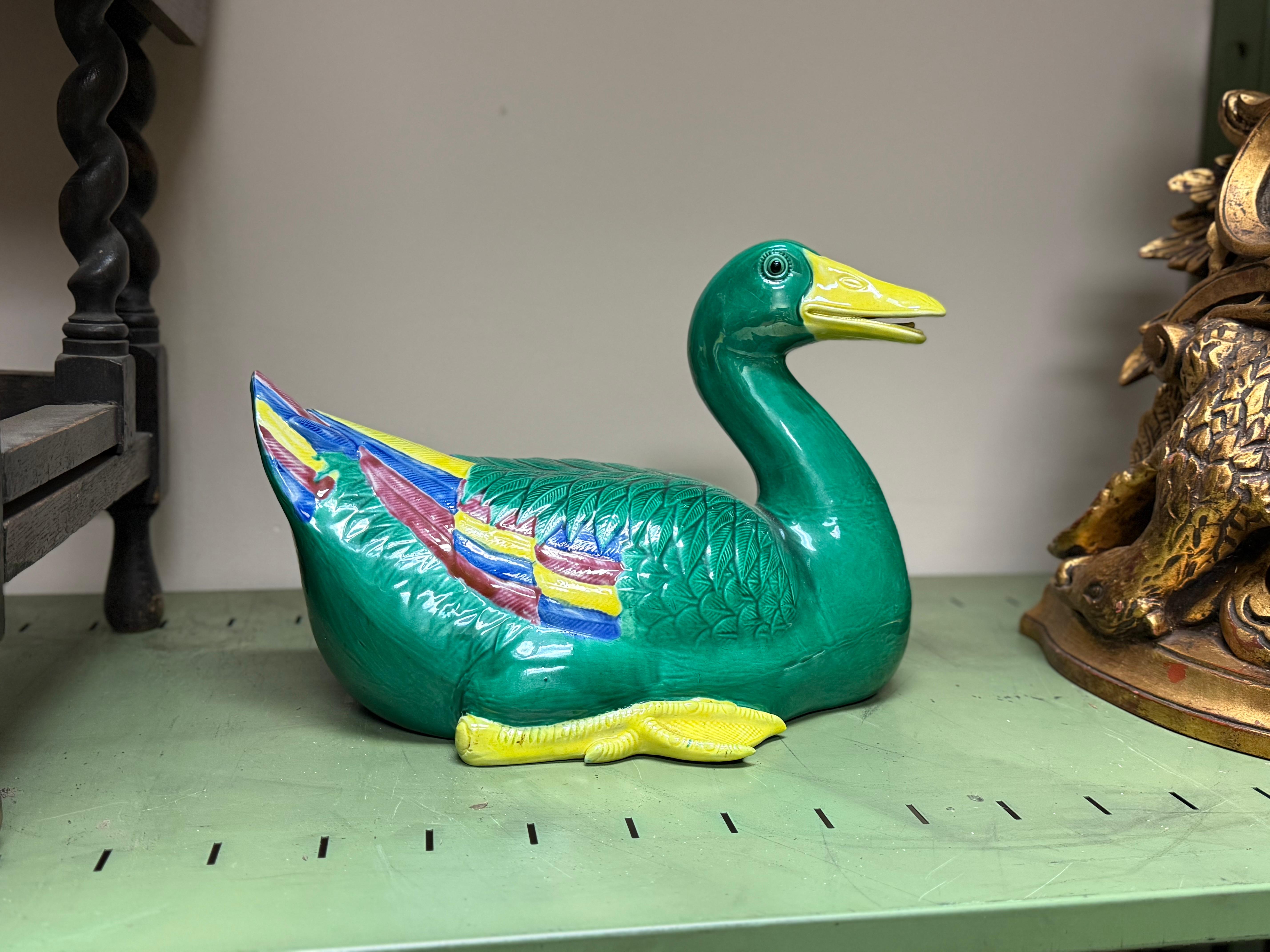 Großformatige handbemalte Keramik-Enten im chinesischen Exportstil, Paar im Angebot 6