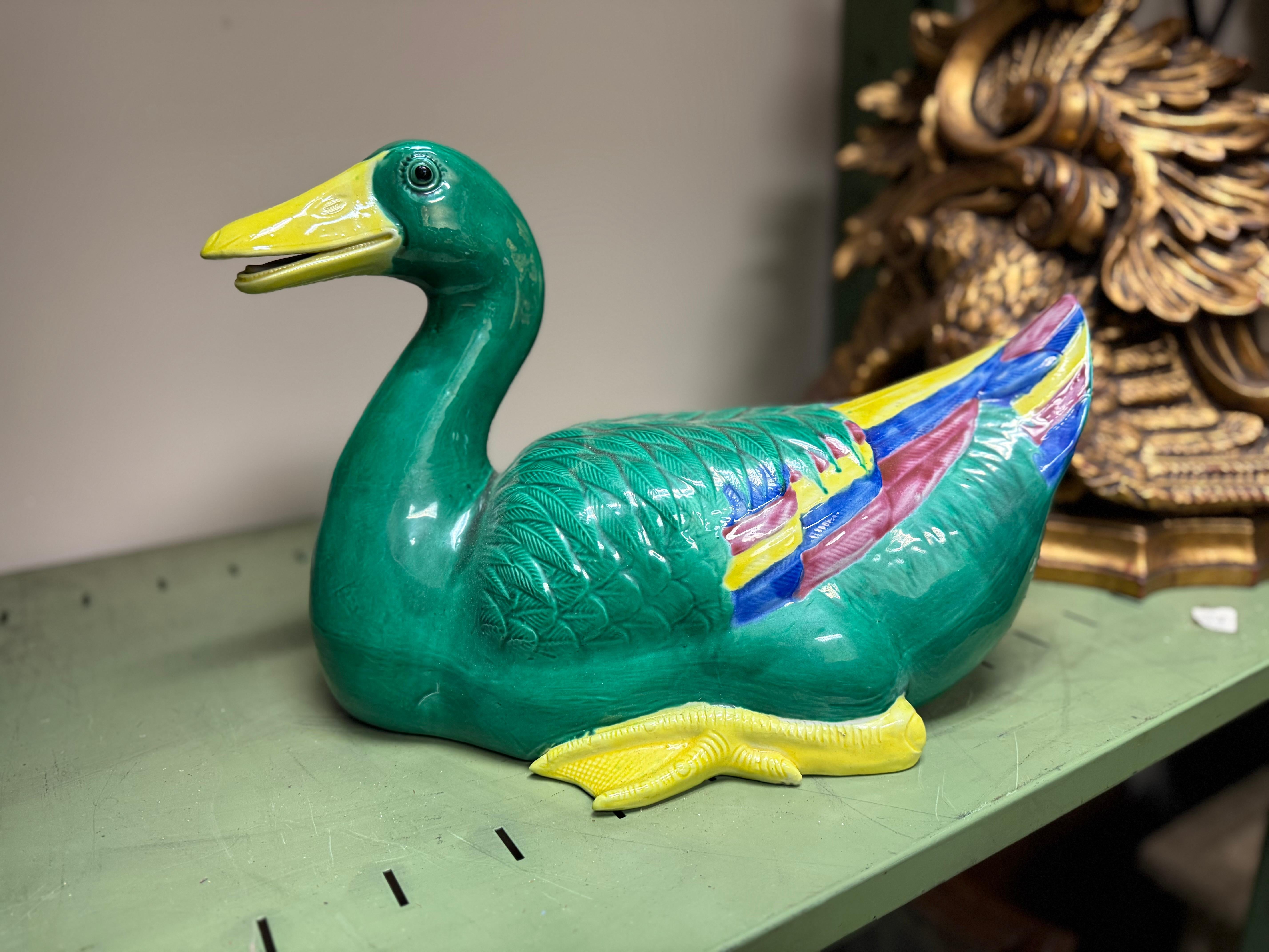 Großformatige handbemalte Keramik-Enten im chinesischen Exportstil, Paar im Angebot 7