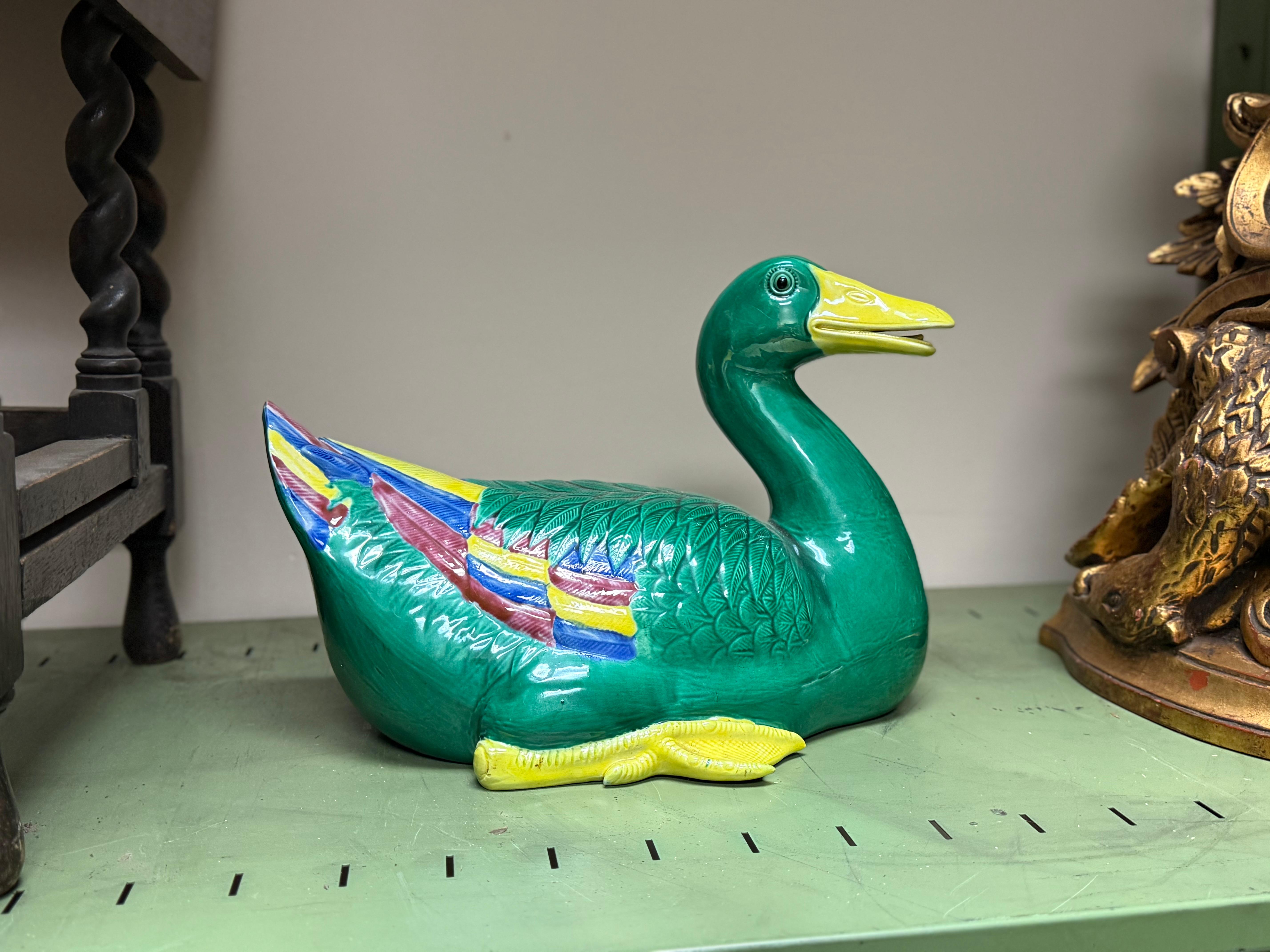 Großformatige handbemalte Keramik-Enten im chinesischen Exportstil, Paar im Angebot 8