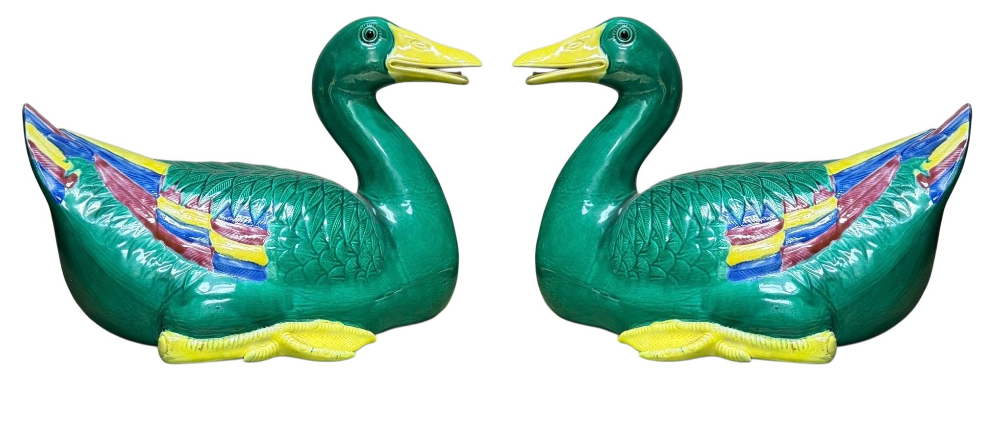 Großformatige handbemalte Keramik-Enten im chinesischen Exportstil, Paar im Angebot 1