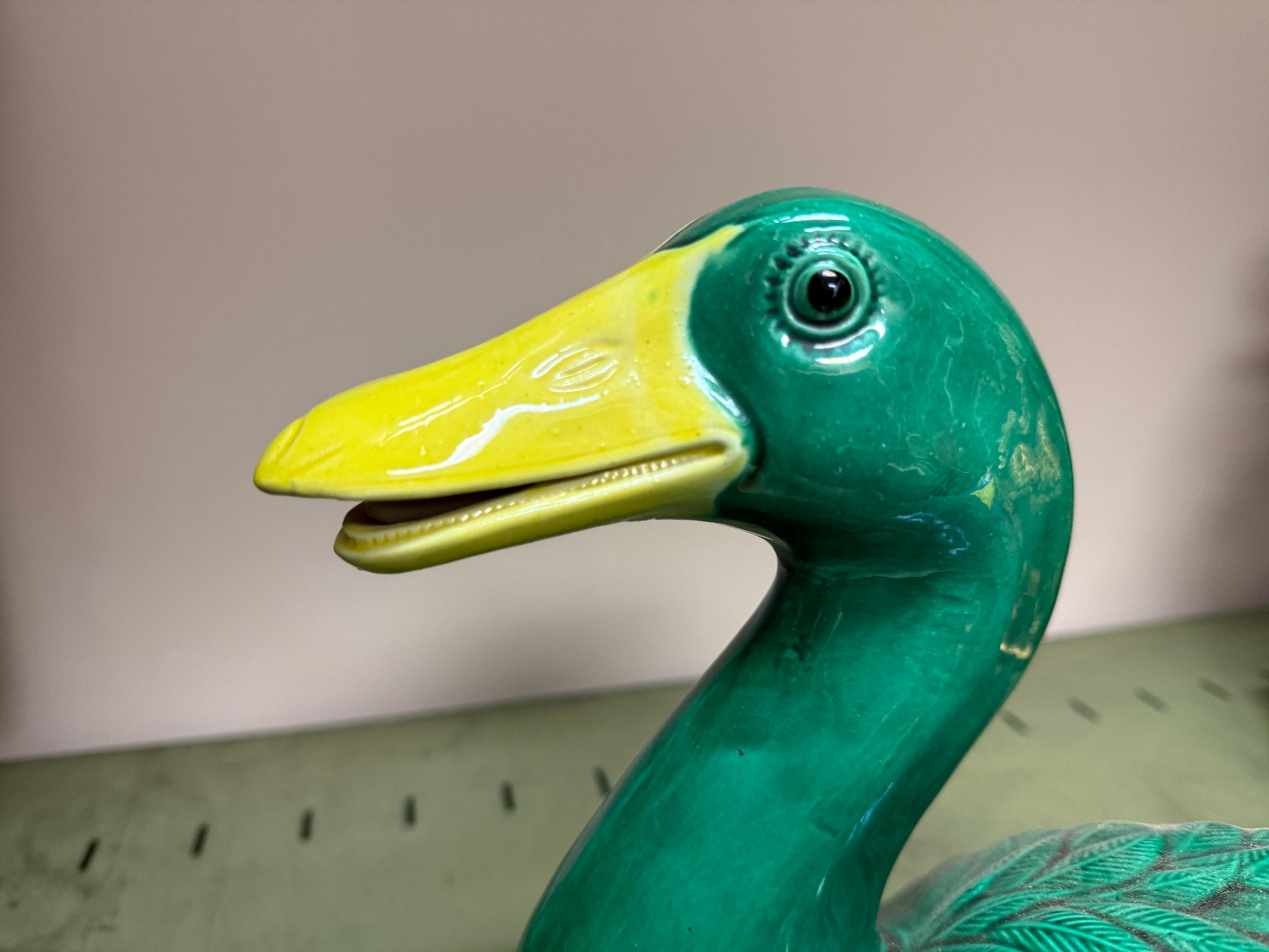 Großformatige handbemalte Keramik-Enten im chinesischen Exportstil, Paar im Angebot 2