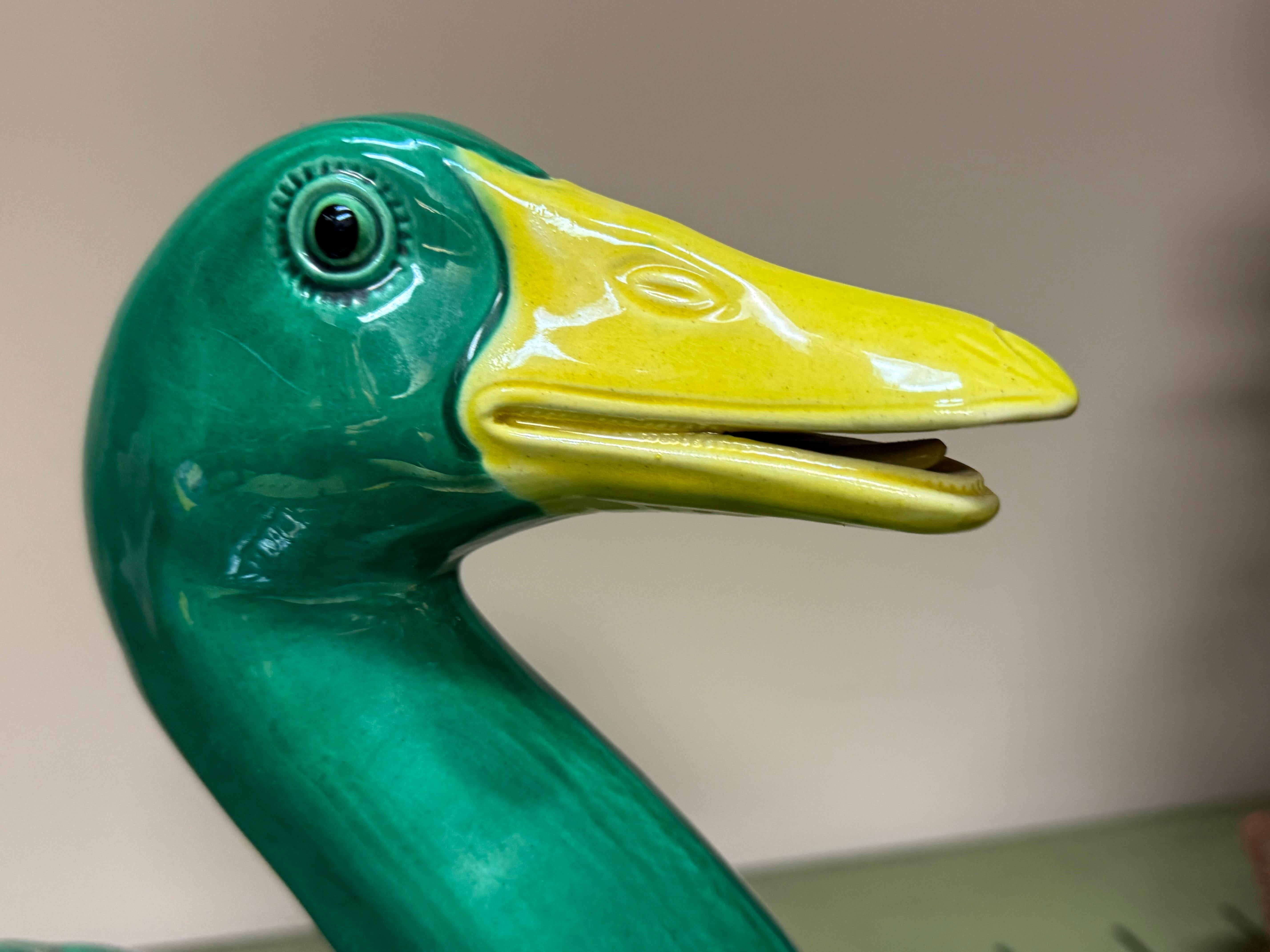 Großformatige handbemalte Keramik-Enten im chinesischen Exportstil, Paar im Angebot 3