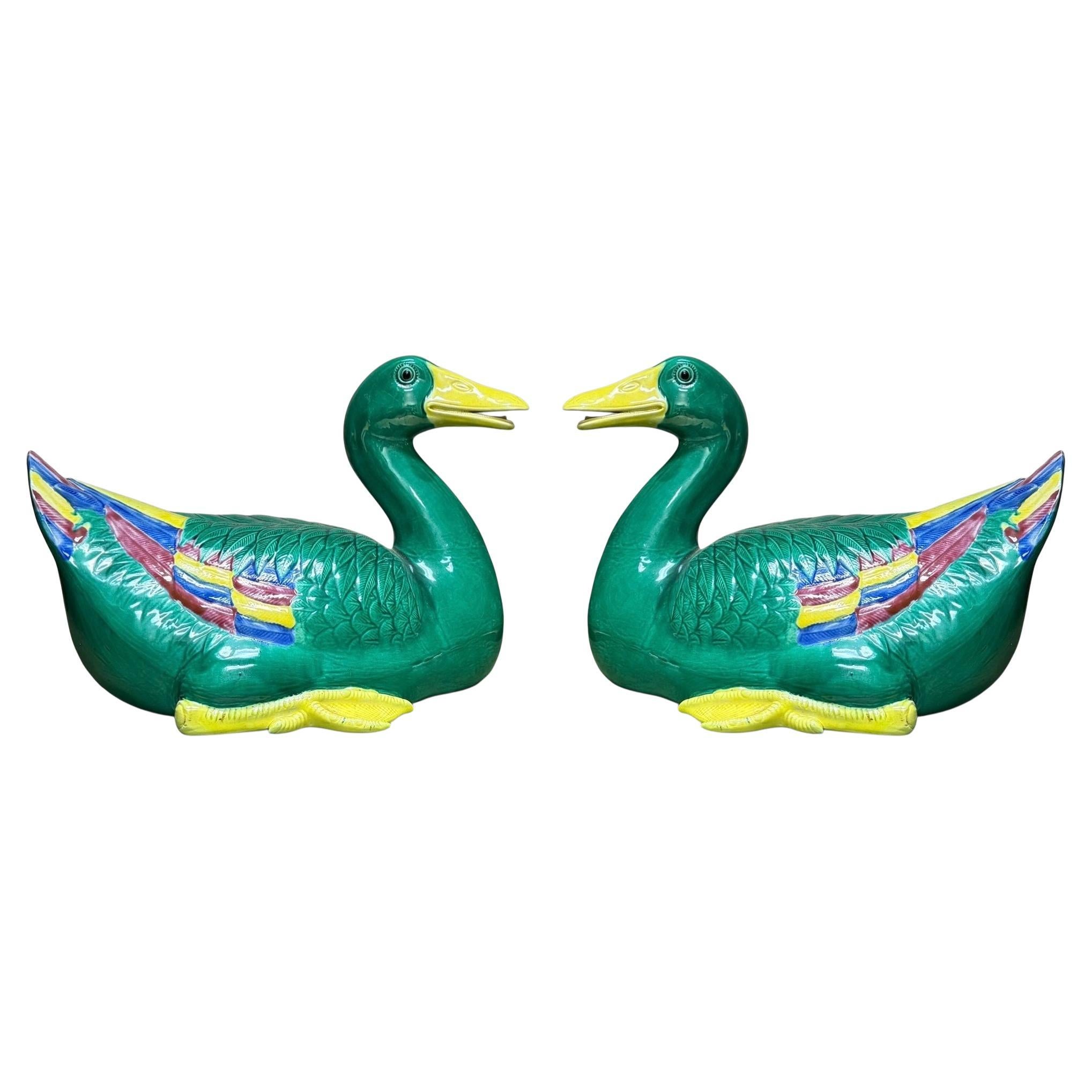 Paire de canards en céramique peints à la main de style export chinois à grande échelle