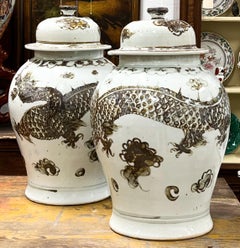 Paire de grandes jarres à gingembre de style chinois d'exportation aux tons bruns avec dragons