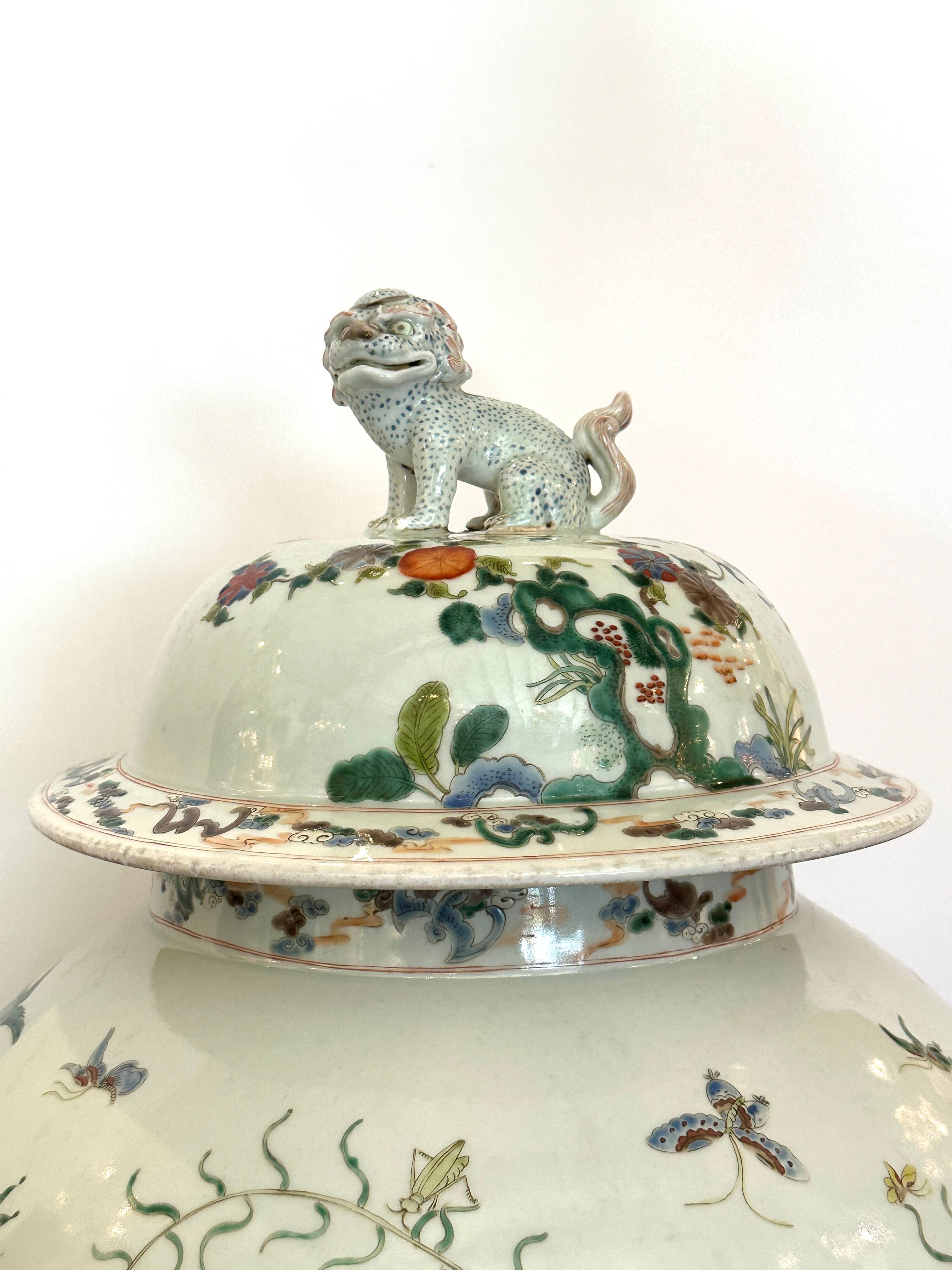 Ein großer, handbemalter Krug aus chinesischem Porzellan mit Deckel. Der abnehmbare Deckel ist mit einem Foo Dog verziert. 