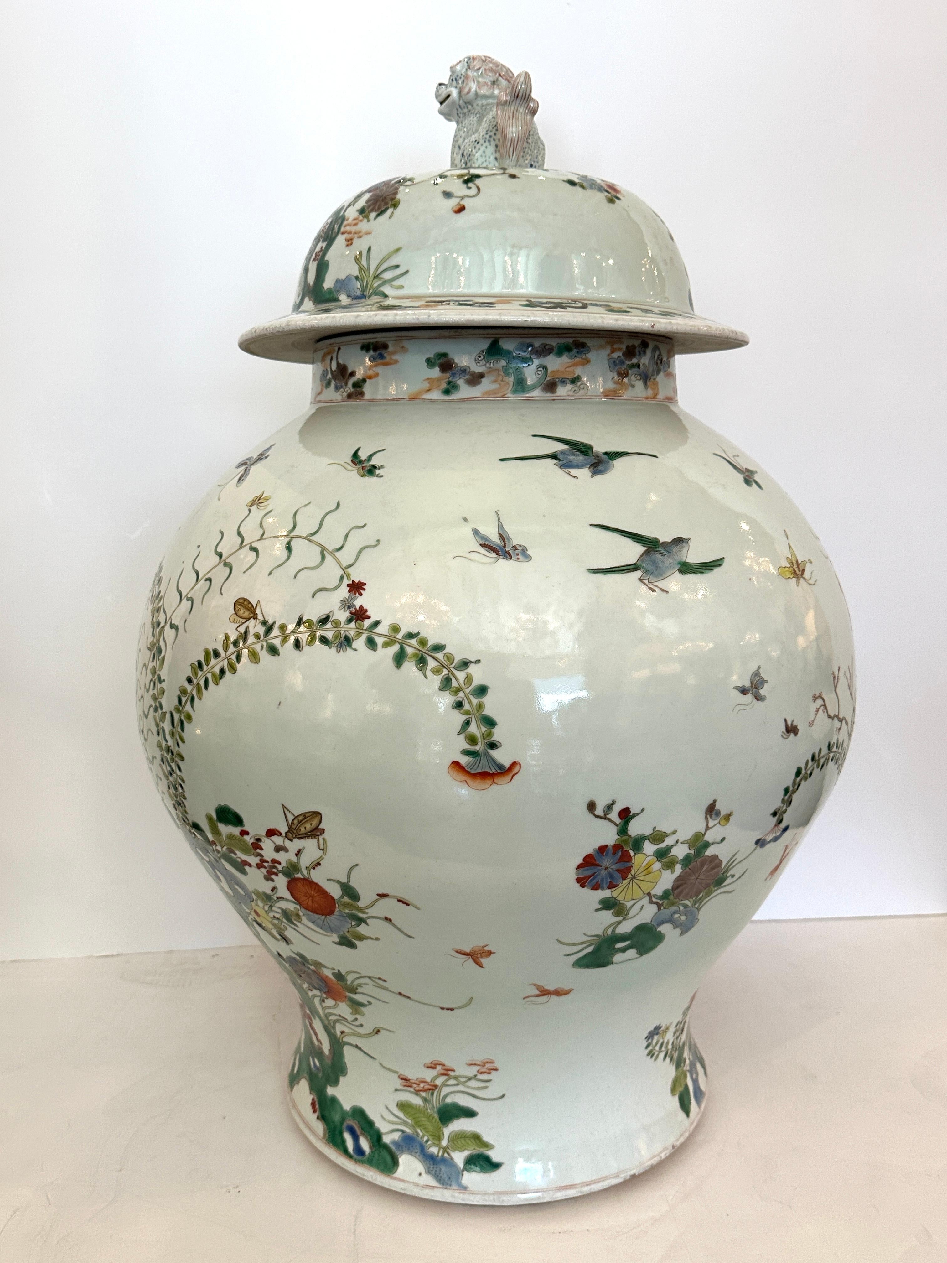 Großer chinesischer Porzellankrug mit Deckel aus Foo Dog (Chinoiserie) im Angebot