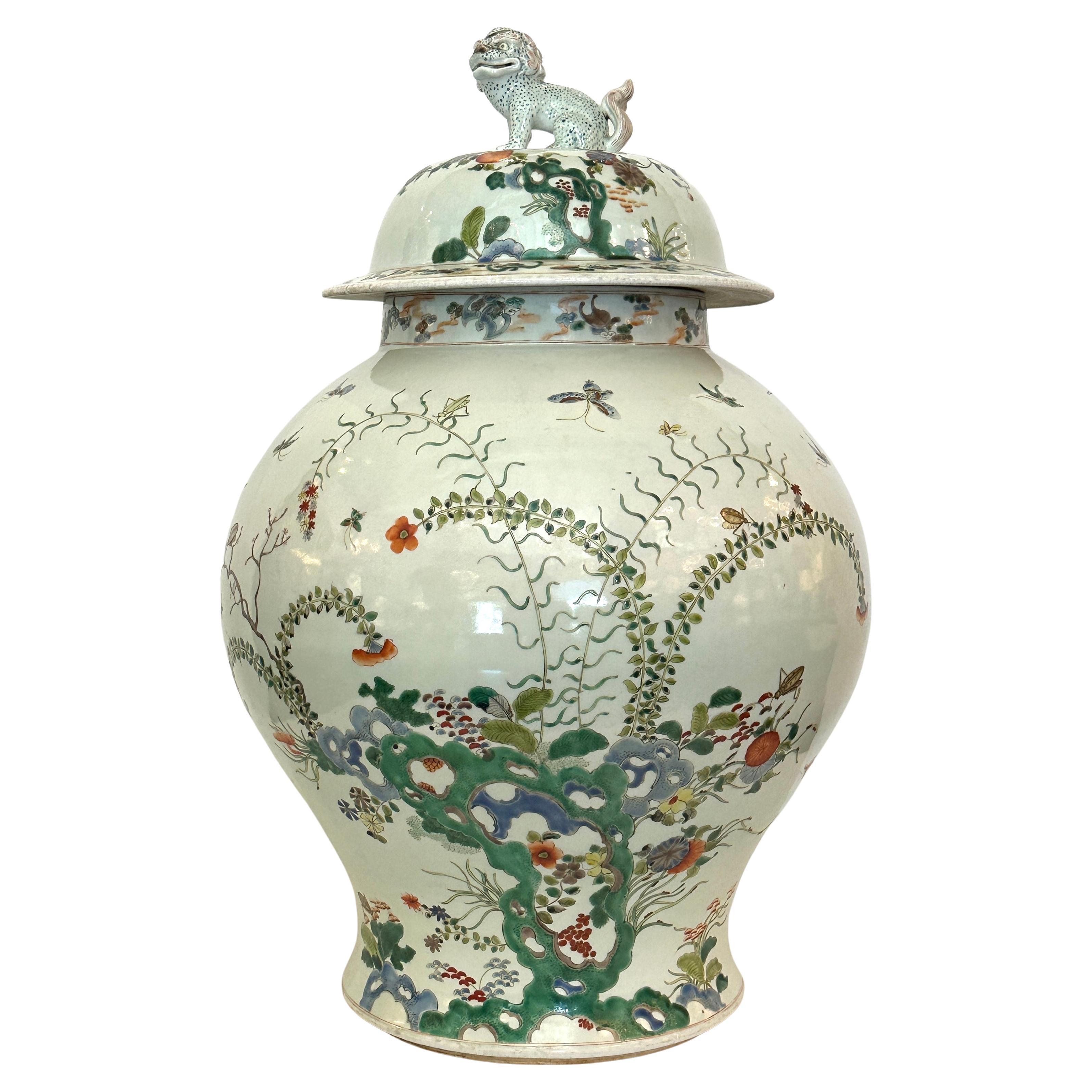 Großer chinesischer Porzellankrug mit Deckel aus Foo Dog im Angebot