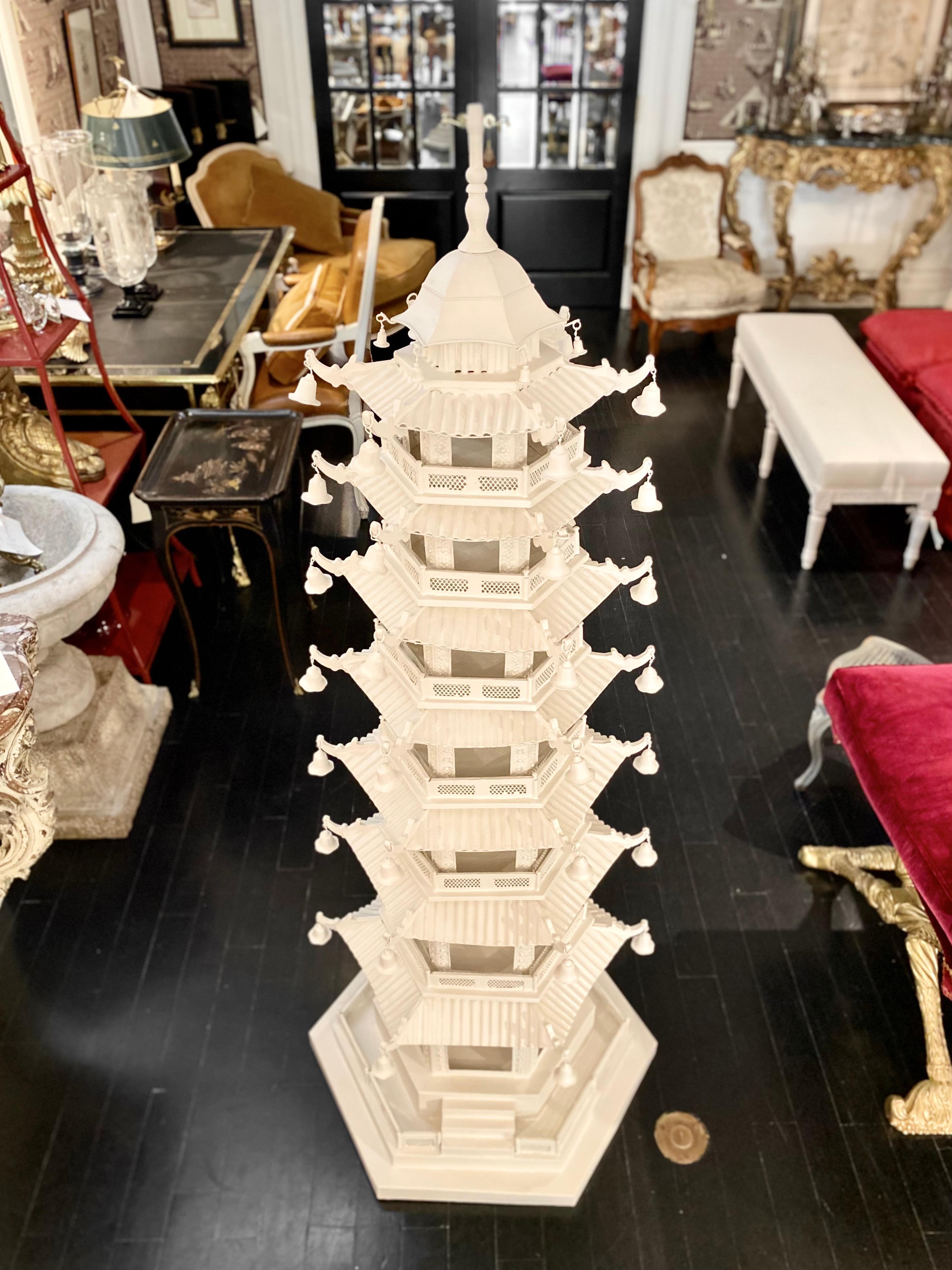 Métal Grande pagode chinoise à sept niveaux, tôle peinte en blanc en vente