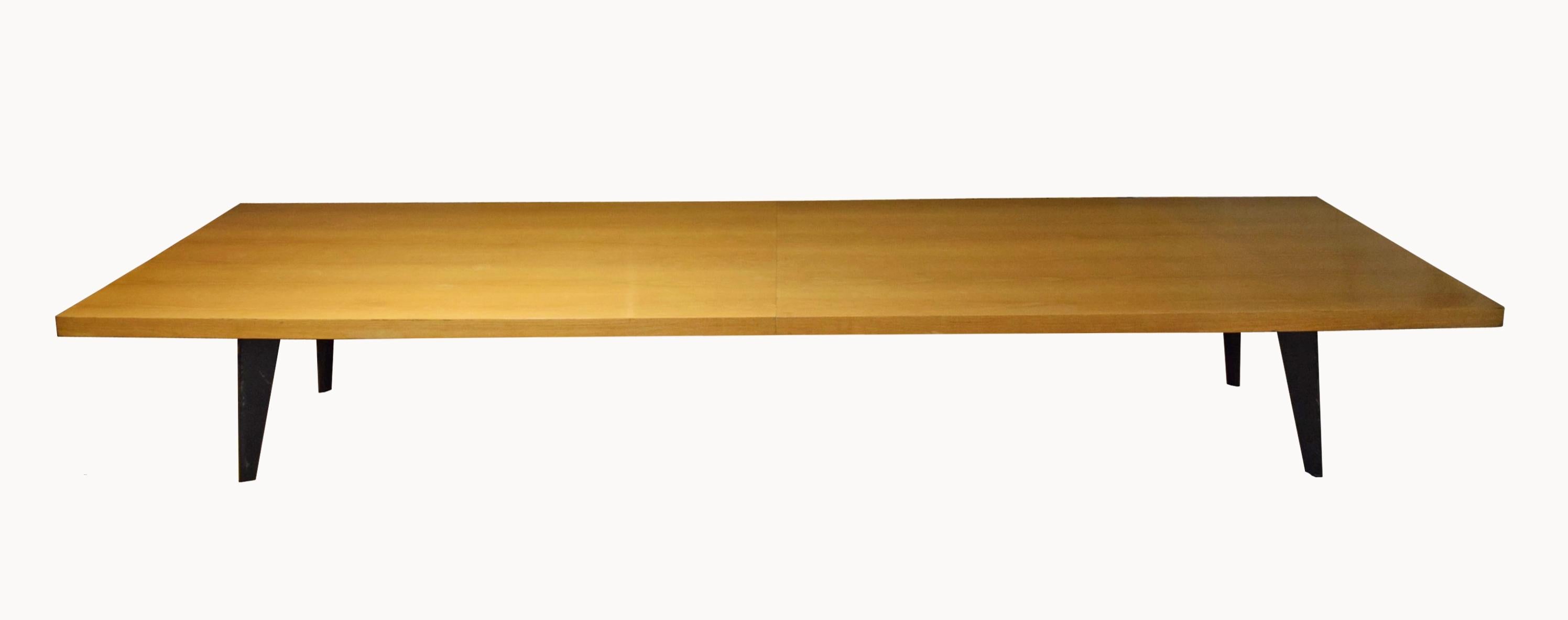 Table de conférence de 14 pieds de long fabriquée sur mesure en 1982 dans le style Prouvé. La table a quatre pieds angulaires en acier émaillé noir et un plateau en bois massif de 3 pouces d'épaisseur. Toutes les informations sur le propriétaire