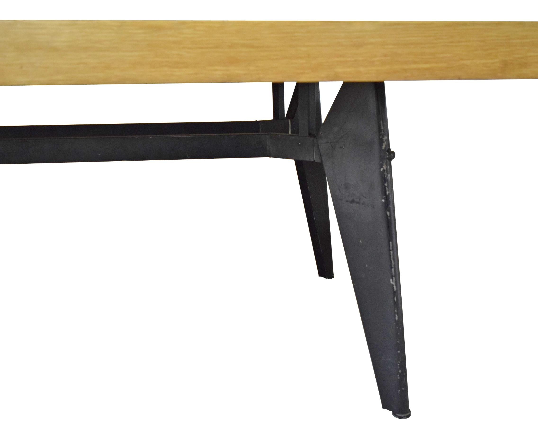 Mid-Century Modern Table de conférence à grande échelle dans le style de Jean Prouv, produite en 1982, NYC en vente