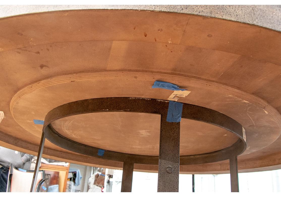 Industriel Table de salle à manger contemporaine à bandes de bois et de fer de grande dimension  en vente