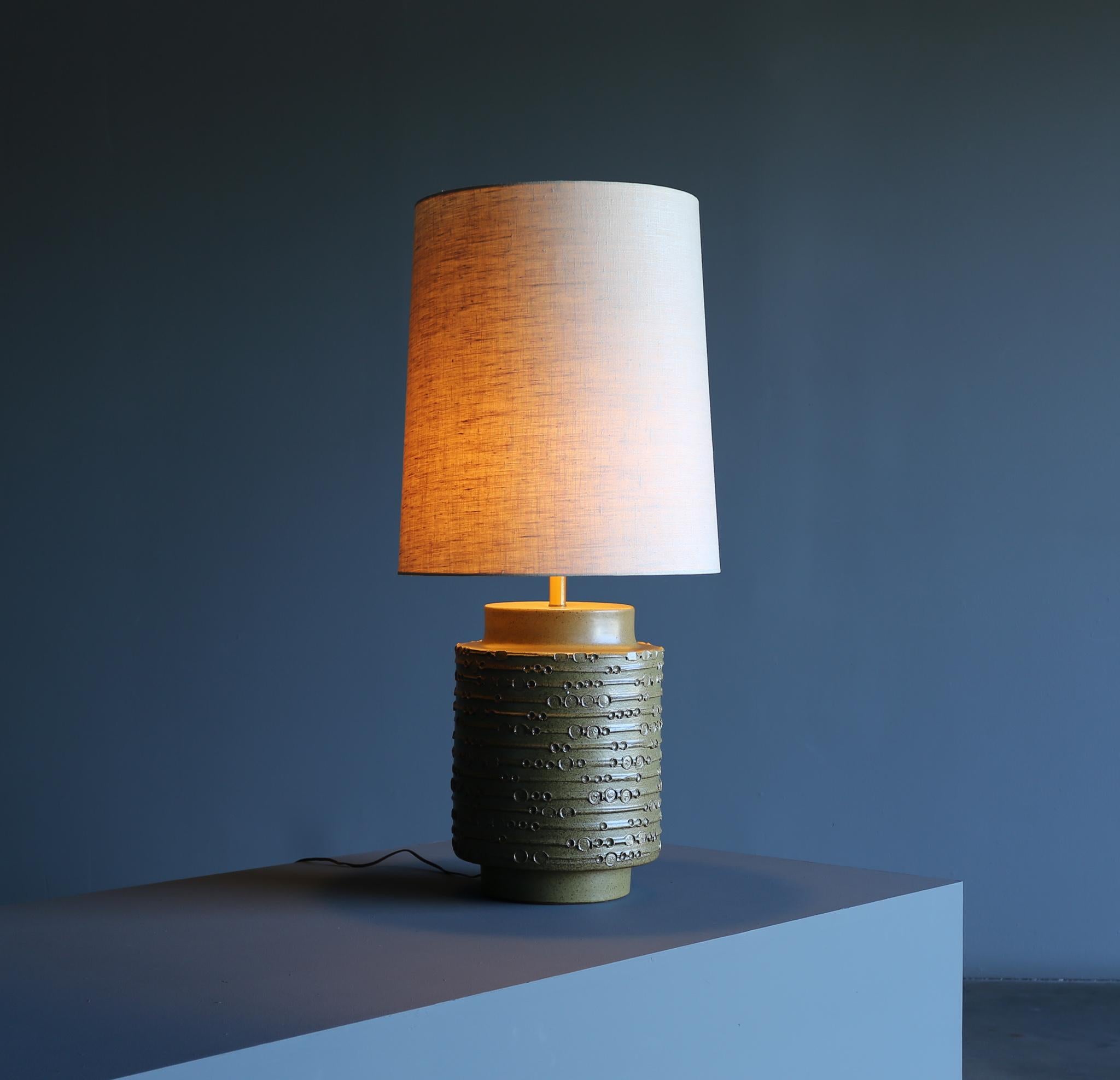 Mid-Century moderno Lampada di grandi dimensioni in ceramica verde di David Cressey, circa 1970 in vendita
