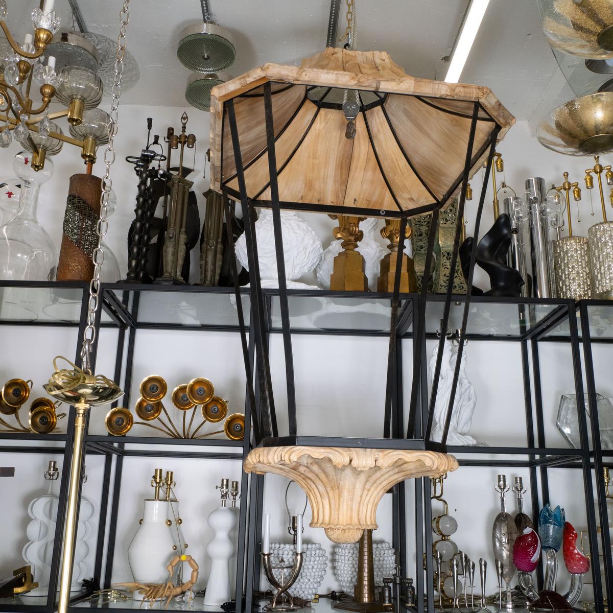 Suspension décorative de grande envergure en bois sculpté et en fer. Non électrifié, vendu en l'état. Renseignez-vous sur l'électrification si nécessaire.