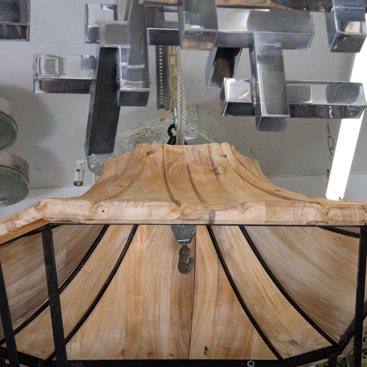 Mid-Century Modern Plafonnier décoratif en bois et fer sculpté à grande échelle en vente