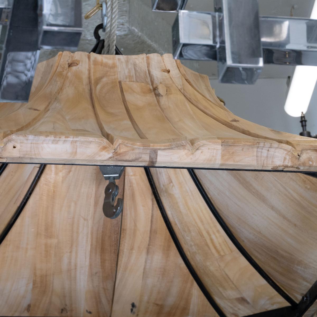 Américain Plafonnier décoratif en bois et fer sculpté à grande échelle en vente
